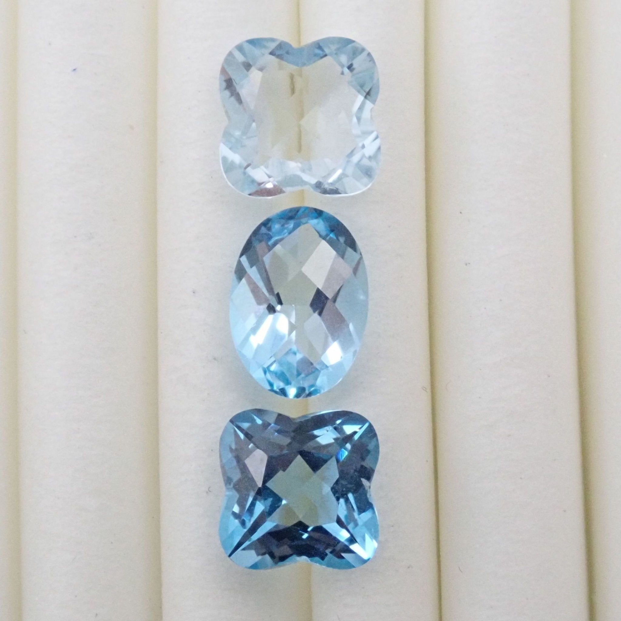 スカイ・スイスブルートパーズ3石セット 3.270ct - KARATZ STORE｜カラッツSTORE