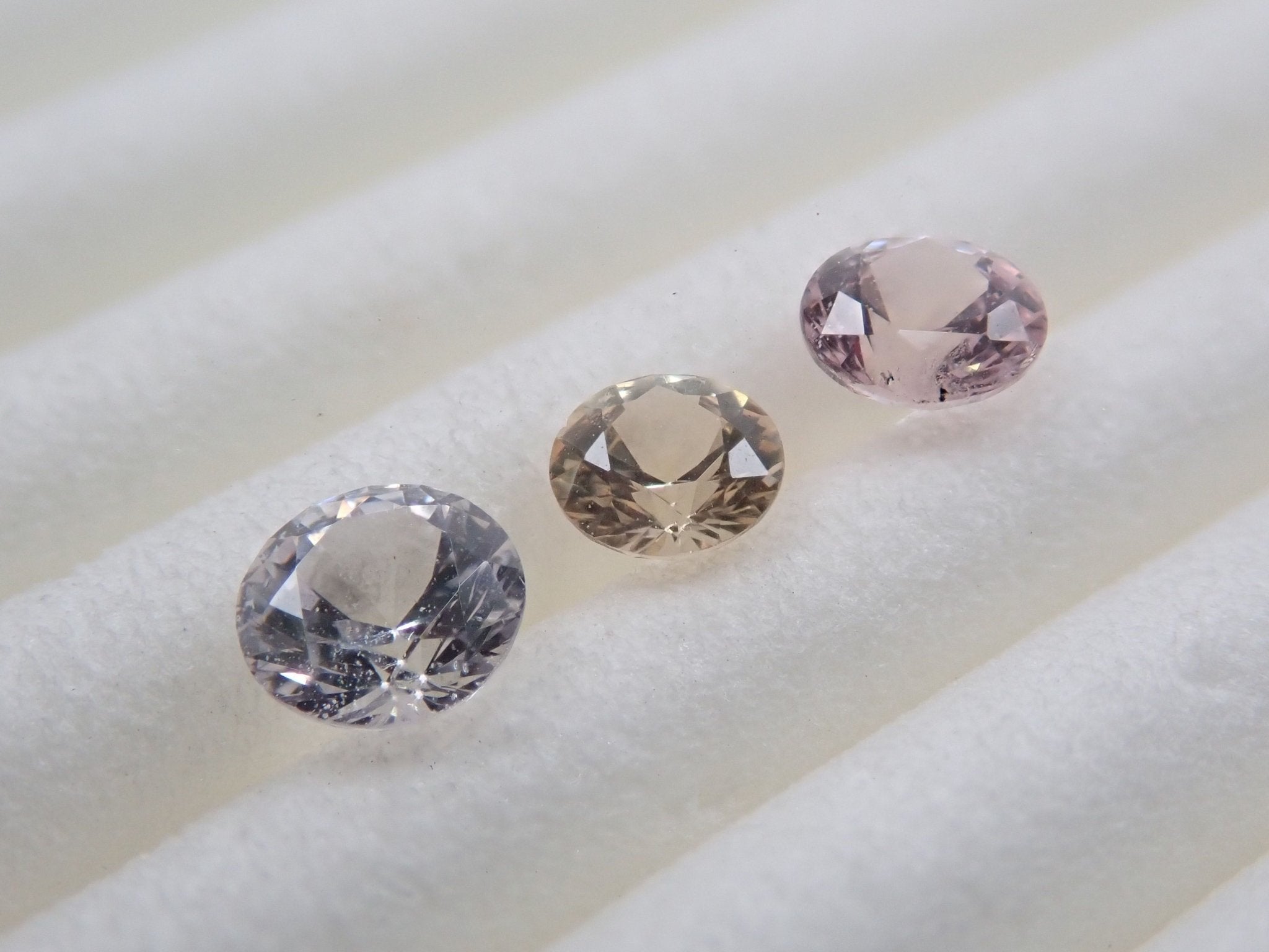 春色パステルカラーセットサファイア3石セット0.553ct - KARATZ STORE｜カラッツSTORE