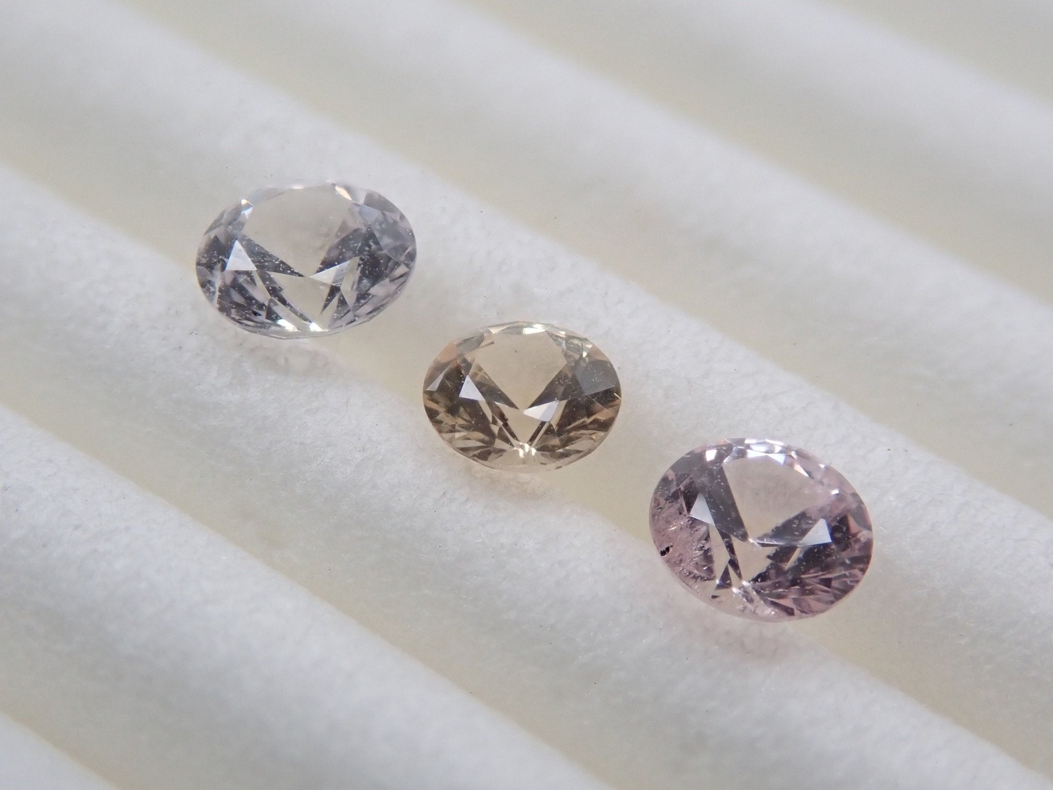 春色パステルカラーセットサファイア3石セット0.553ct - KARATZ STORE｜カラッツSTORE