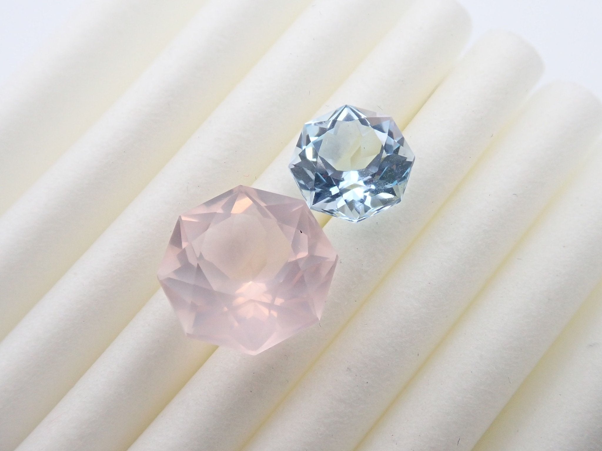 ローズクォーツ 3.541ct、ブルートパーズ 1.981ct 2石セット - KARATZ STORE｜カラッツSTORE