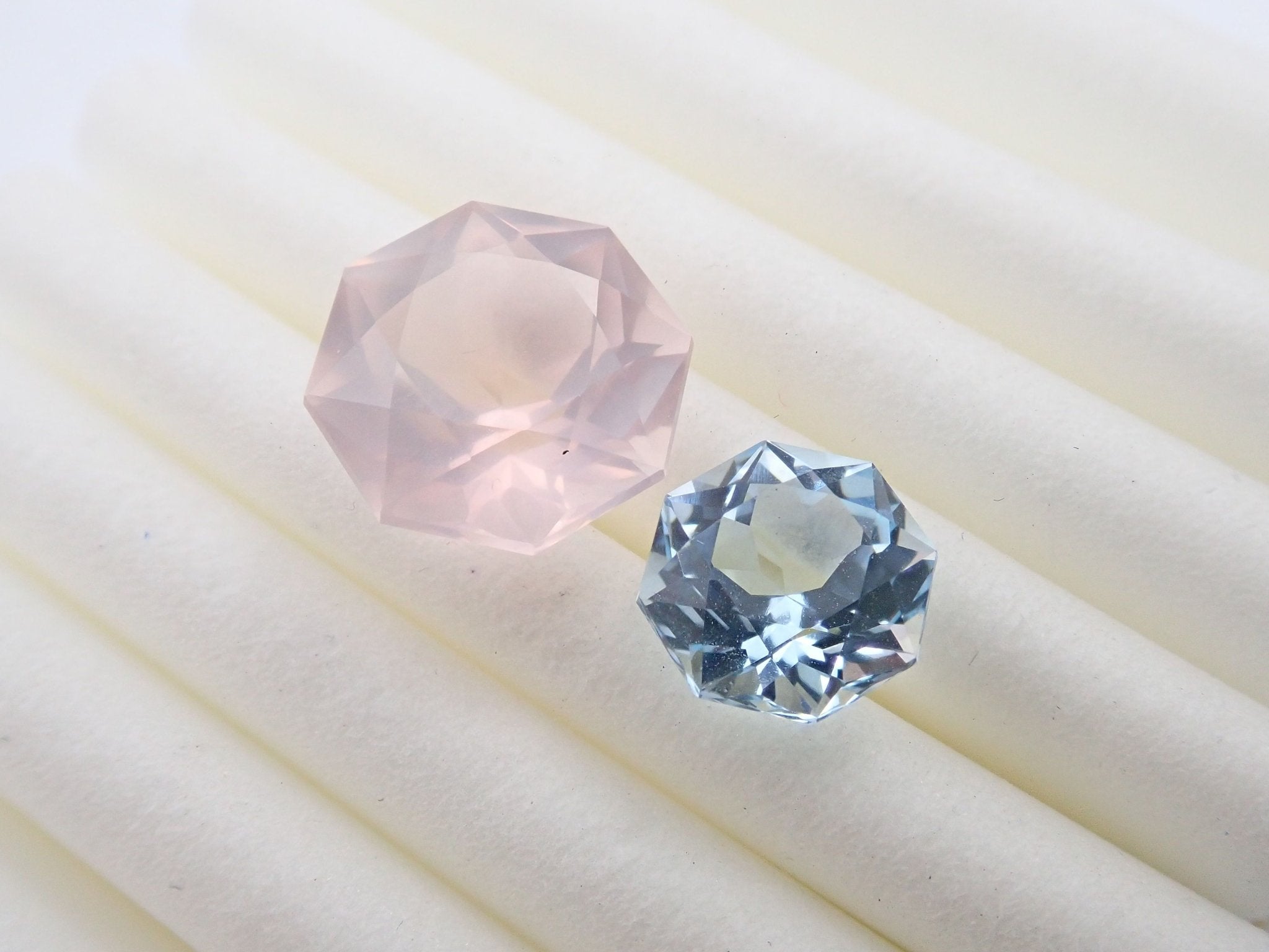 ローズクォーツ 3.541ct、ブルートパーズ 1.981ct 2石セット - KARATZ STORE｜カラッツSTORE