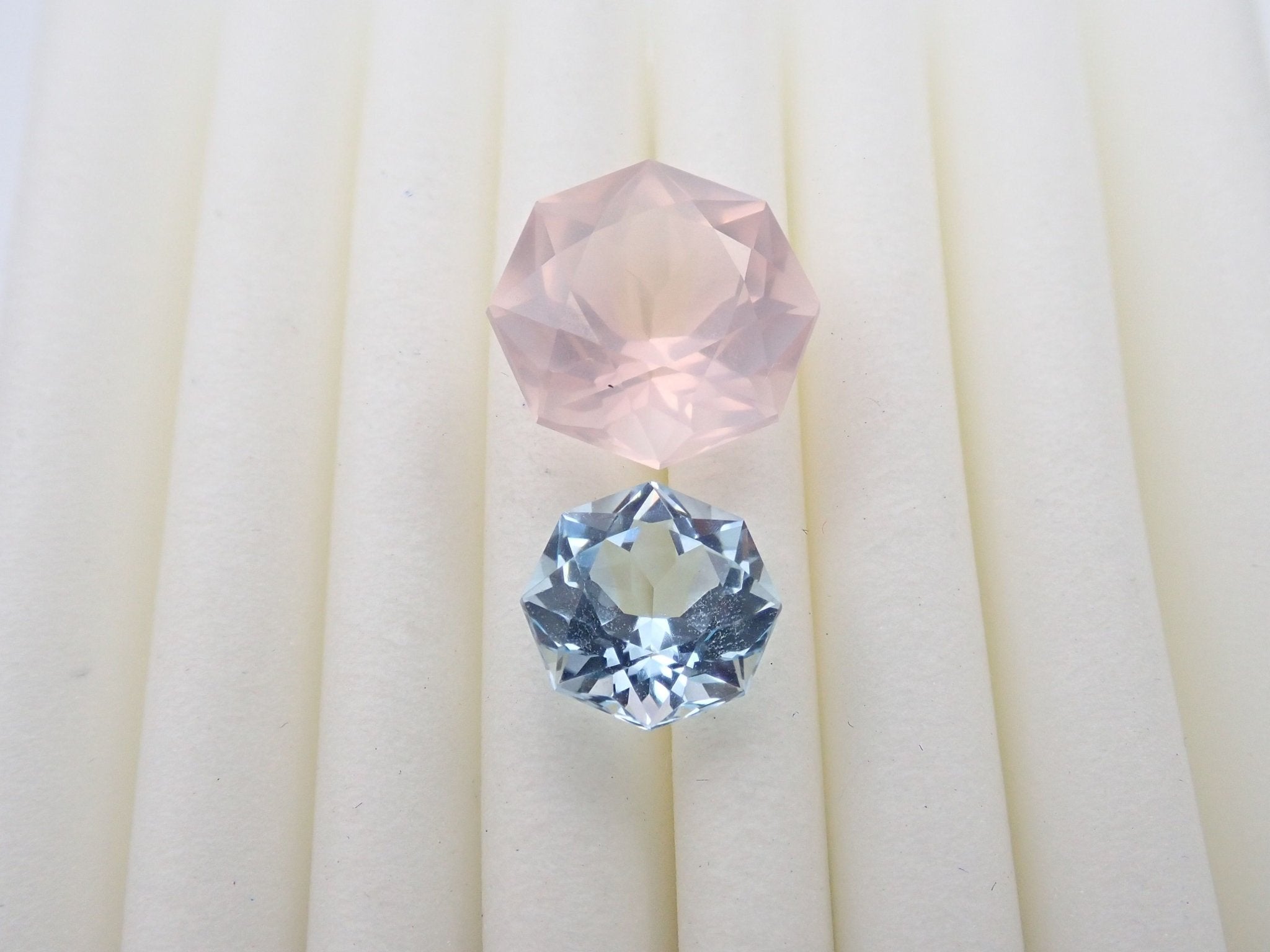 ローズクォーツ 3.541ct、ブルートパーズ 1.981ct 2石セット - KARATZ STORE｜カラッツSTORE