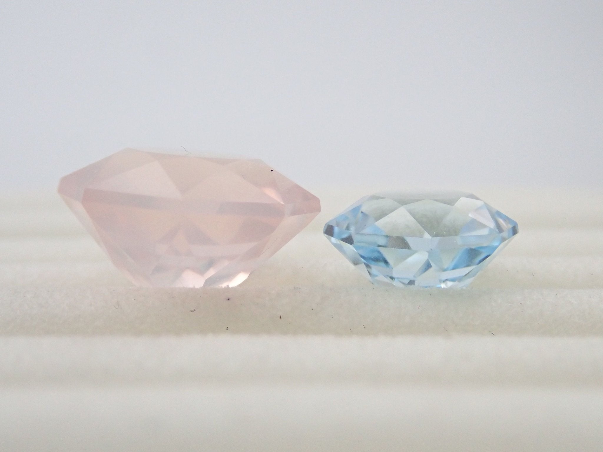 ローズクォーツ 3.541ct、ブルートパーズ 1.981ct 2石セット - KARATZ STORE｜カラッツSTORE