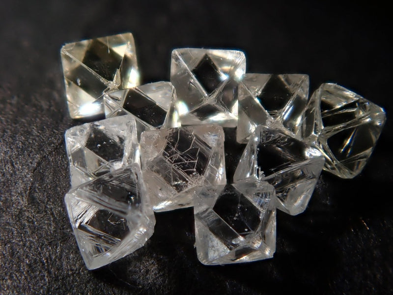 ジンバブエ産ソーヤブルダイヤモンド1石正八面体 – カラッツ
