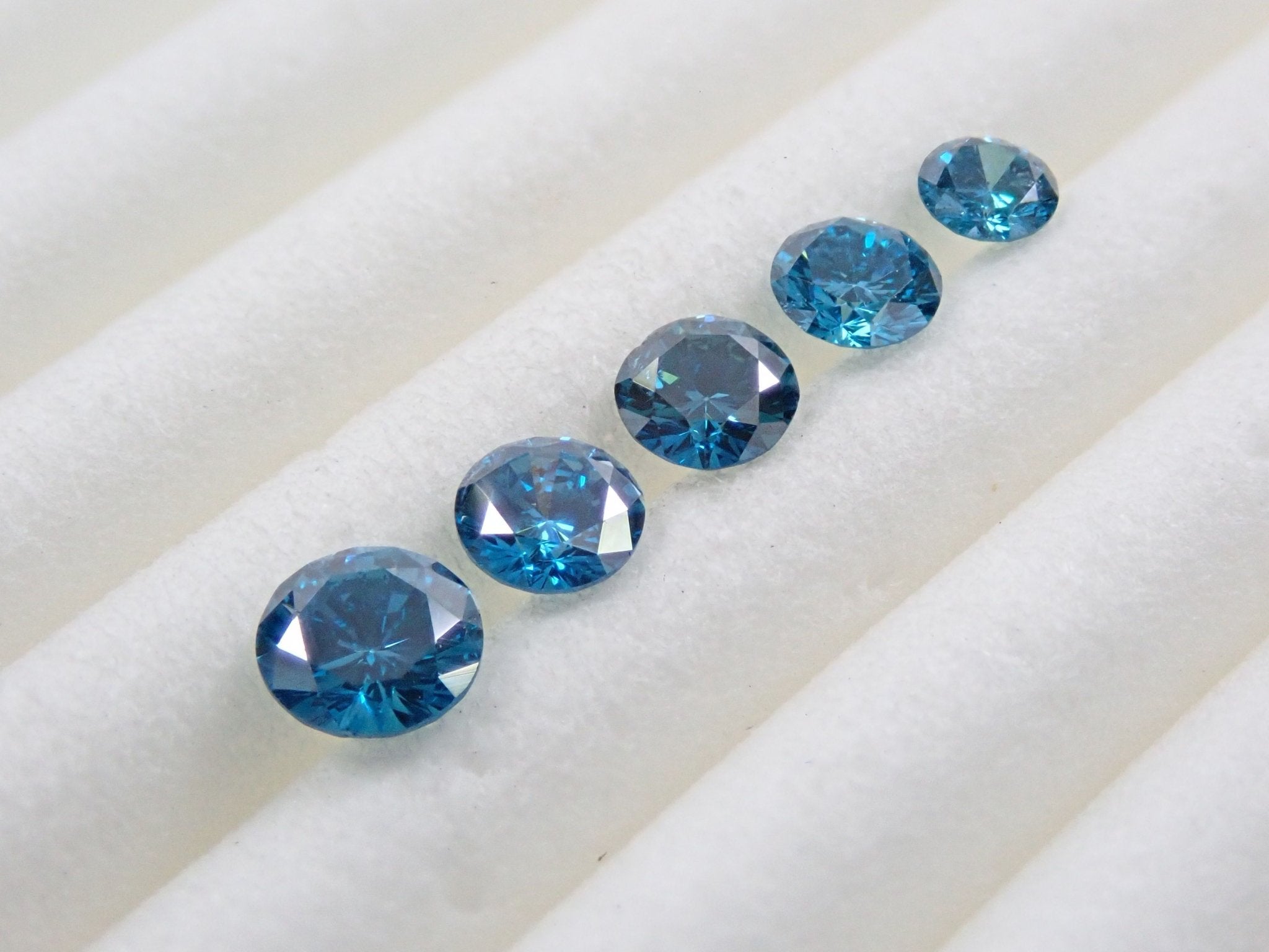 ブルーダイヤモンド5石セット 0.446ct（トリートメント） - KARATZ STORE｜カラッツSTORE