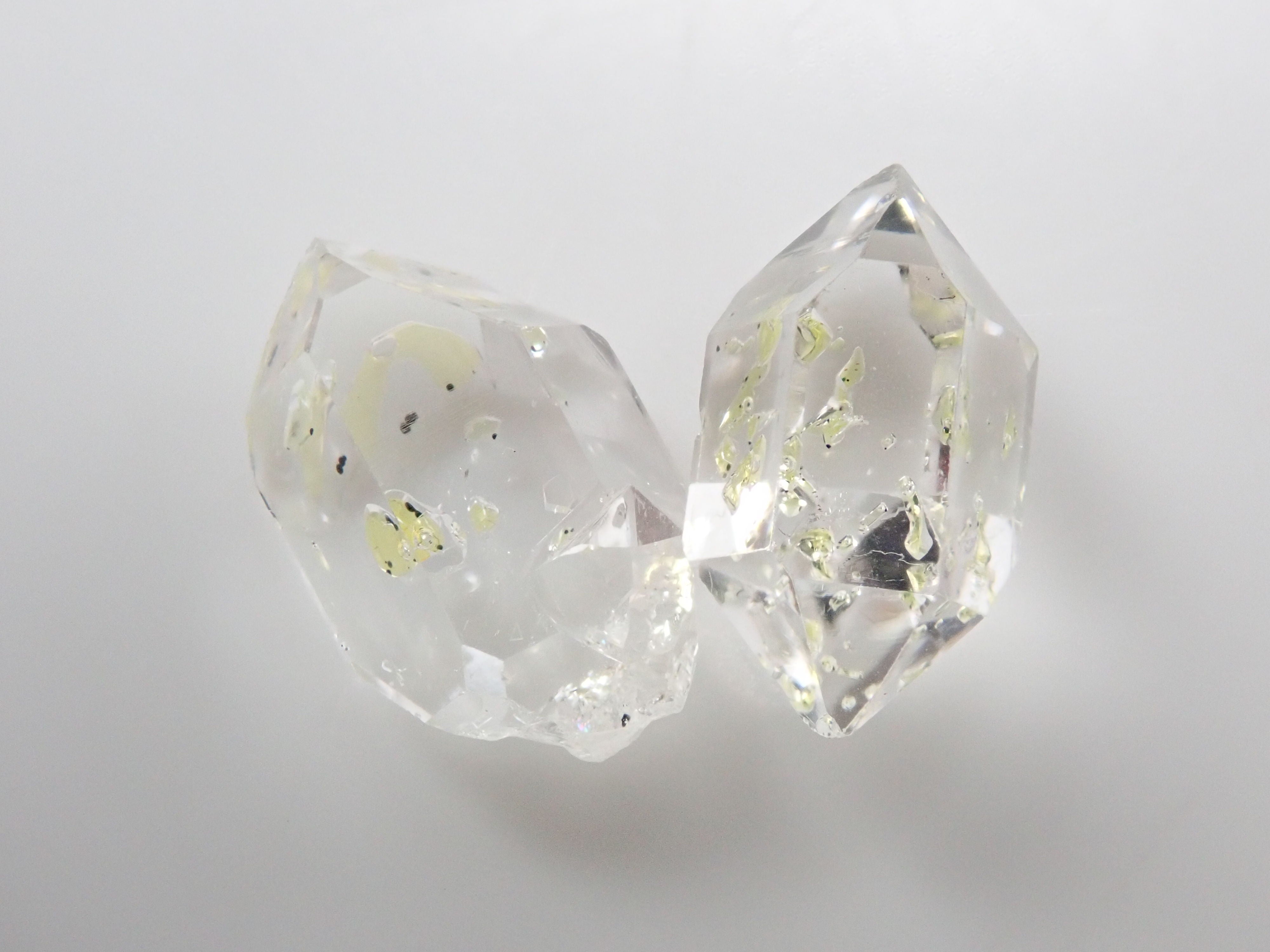 Oil-in quartz 2 stone set 2.700ct raw stone