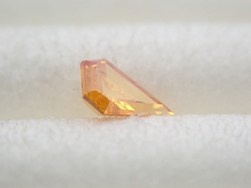 橘色鑽石 0.057 克拉裸鑽（深彩黃橘色，I1）