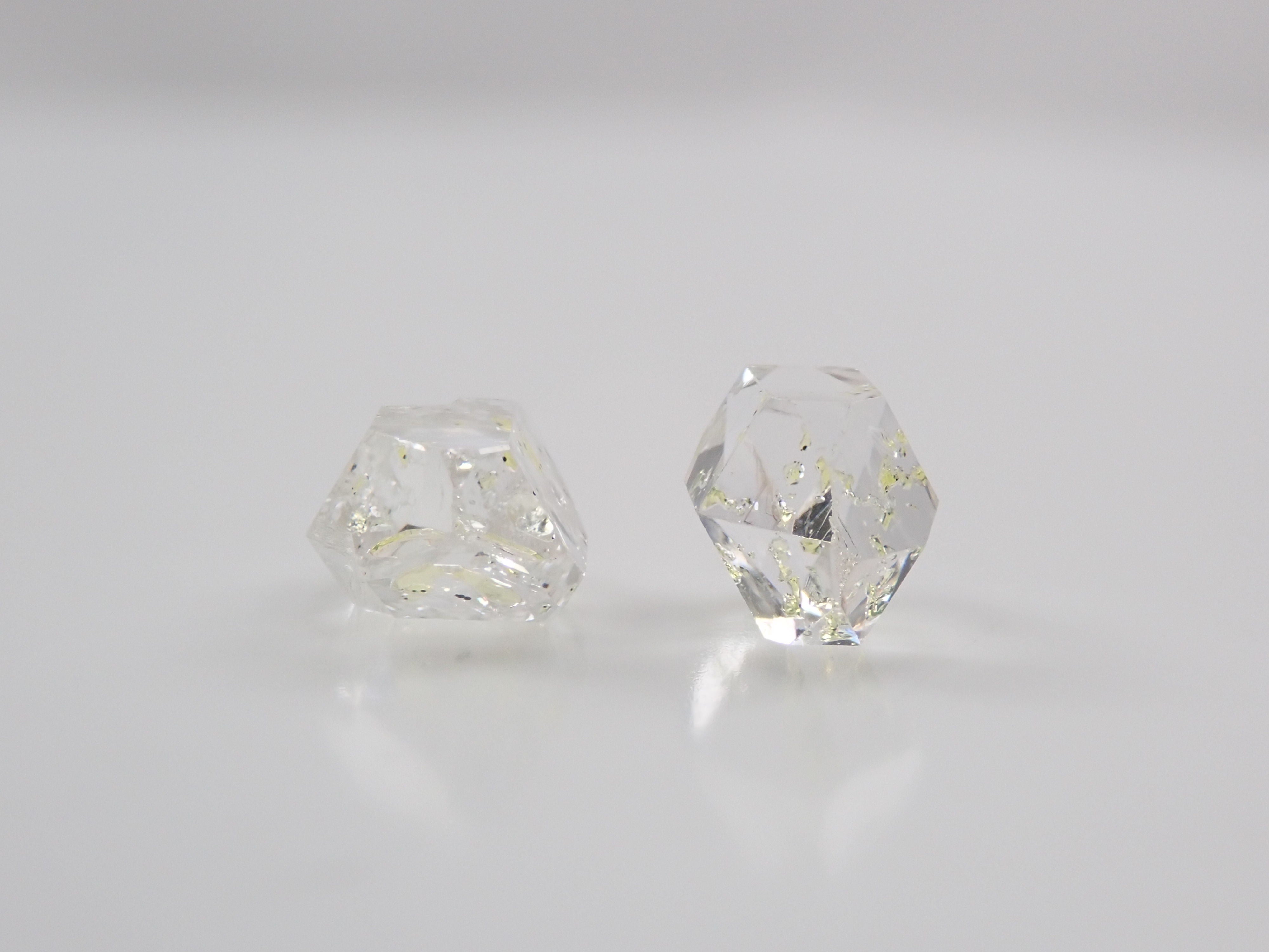 Oil-in quartz 2 stone set 2.700ct raw stone