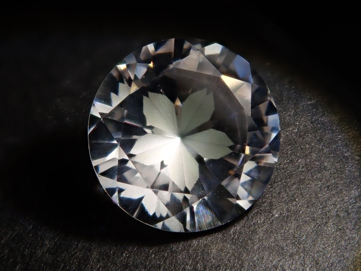 【さくらインカット】ダンビュライト 7mm/1.176ct《コラボ》ルース ワッペン付 - カラッツSTORE