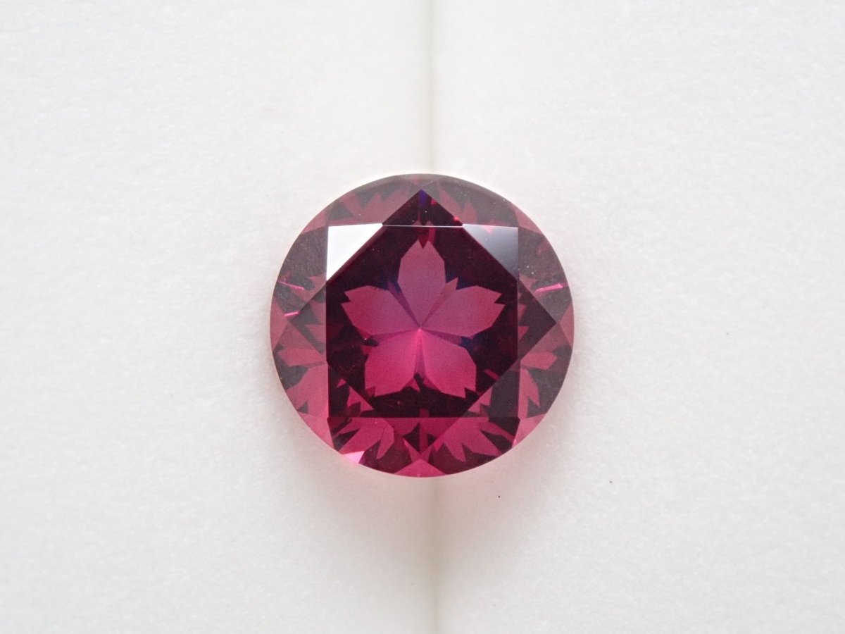 【さくらインカット】ロードライトガーネット 8mm/2.223ct《コラボ》ルース ワッペン付 - カラッツSTORE