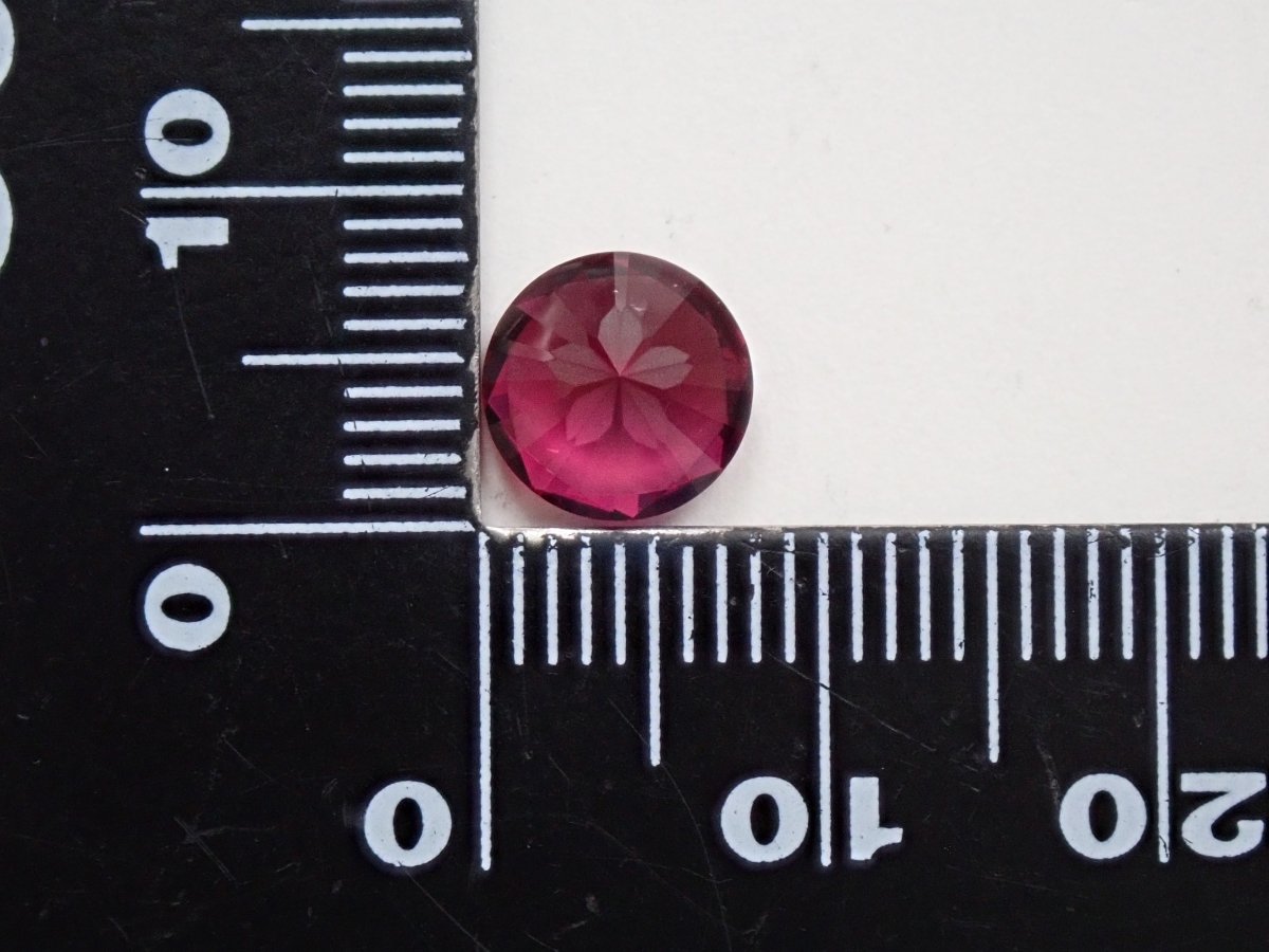 【さくらインカット】ロードライトガーネット 8mm/2.223ct《コラボ》ルース ワッペン付 - カラッツSTORE