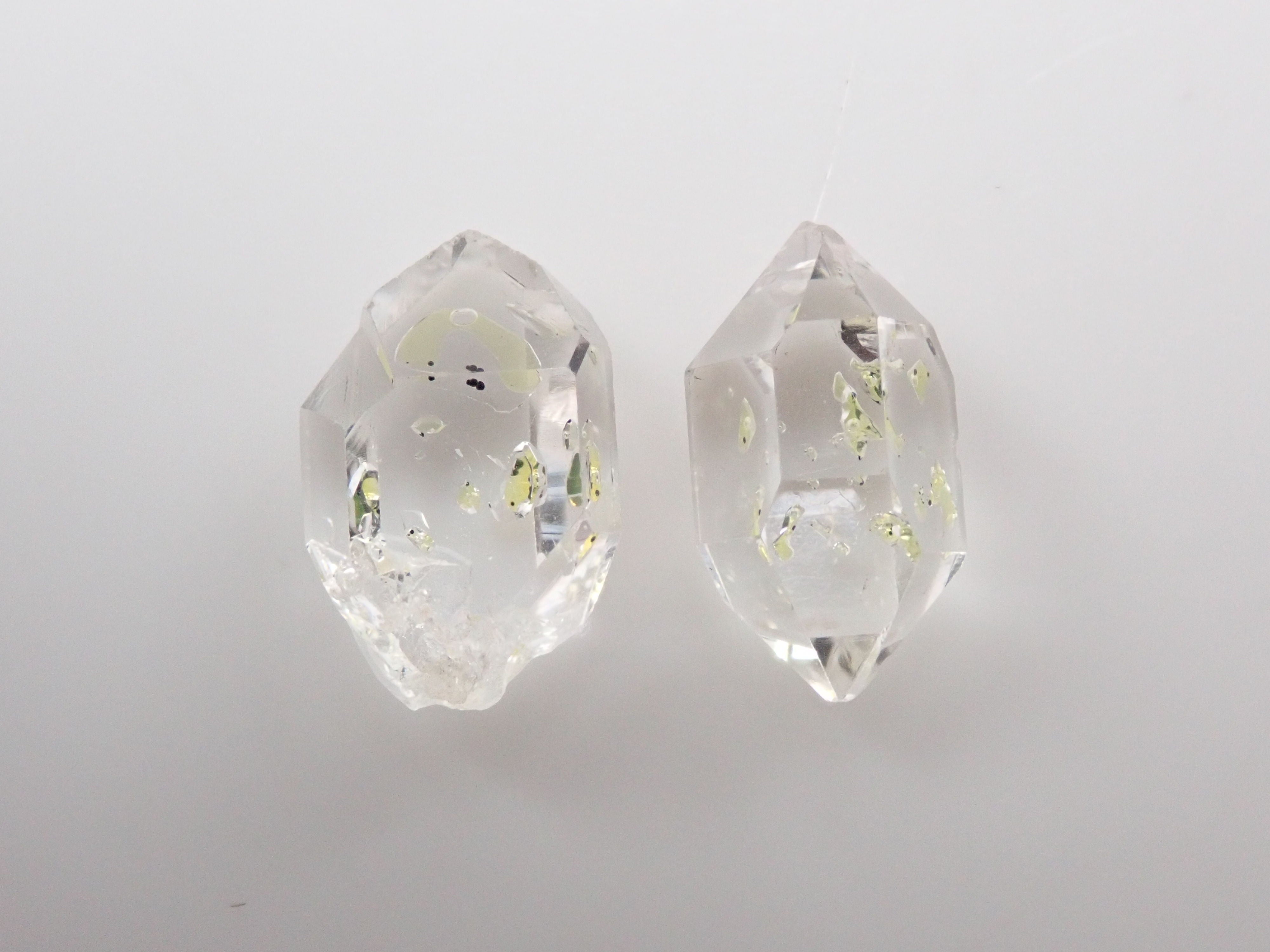 Oil-in quartz 2 stone set 2.700ct raw stone