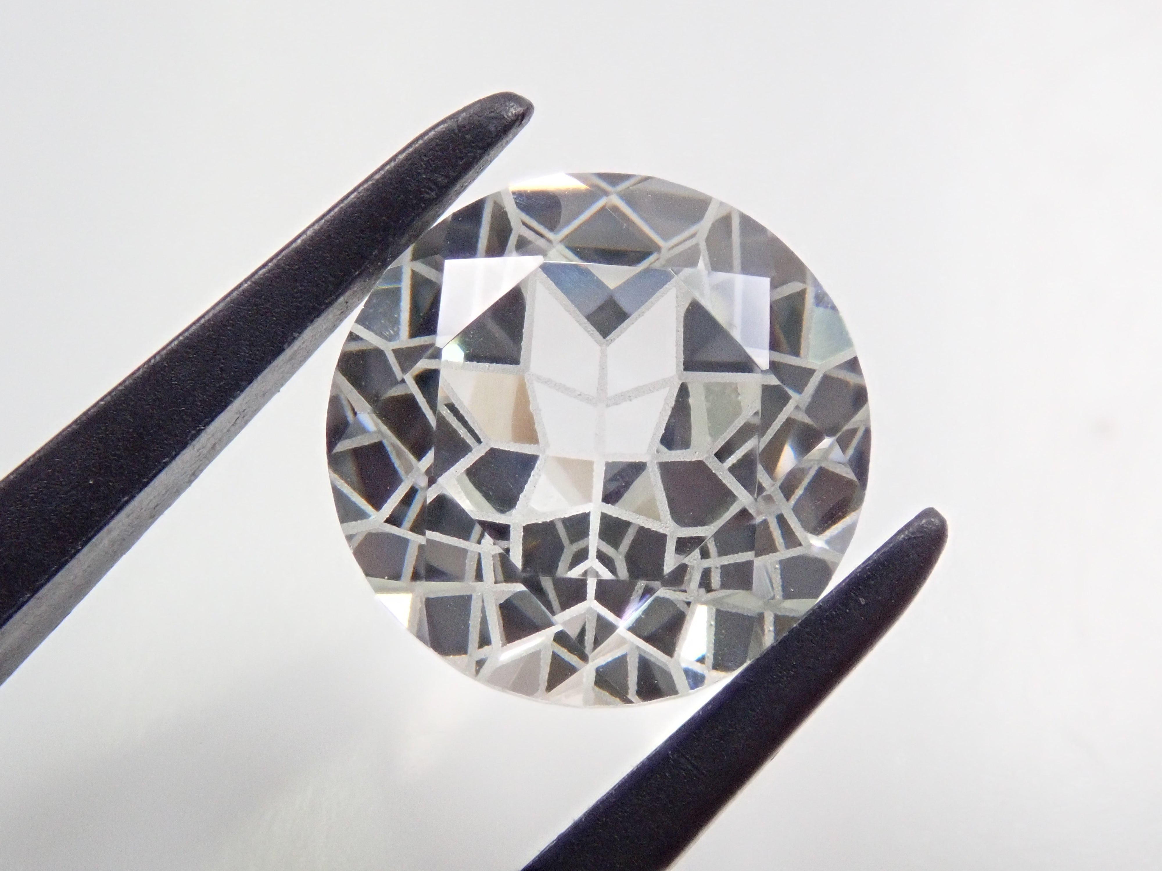 【ダンデライオンカット】YAG（イットリウムアルミニウムガーネット） 9mm/4.121ct《コラボ》ルース ワッペン付