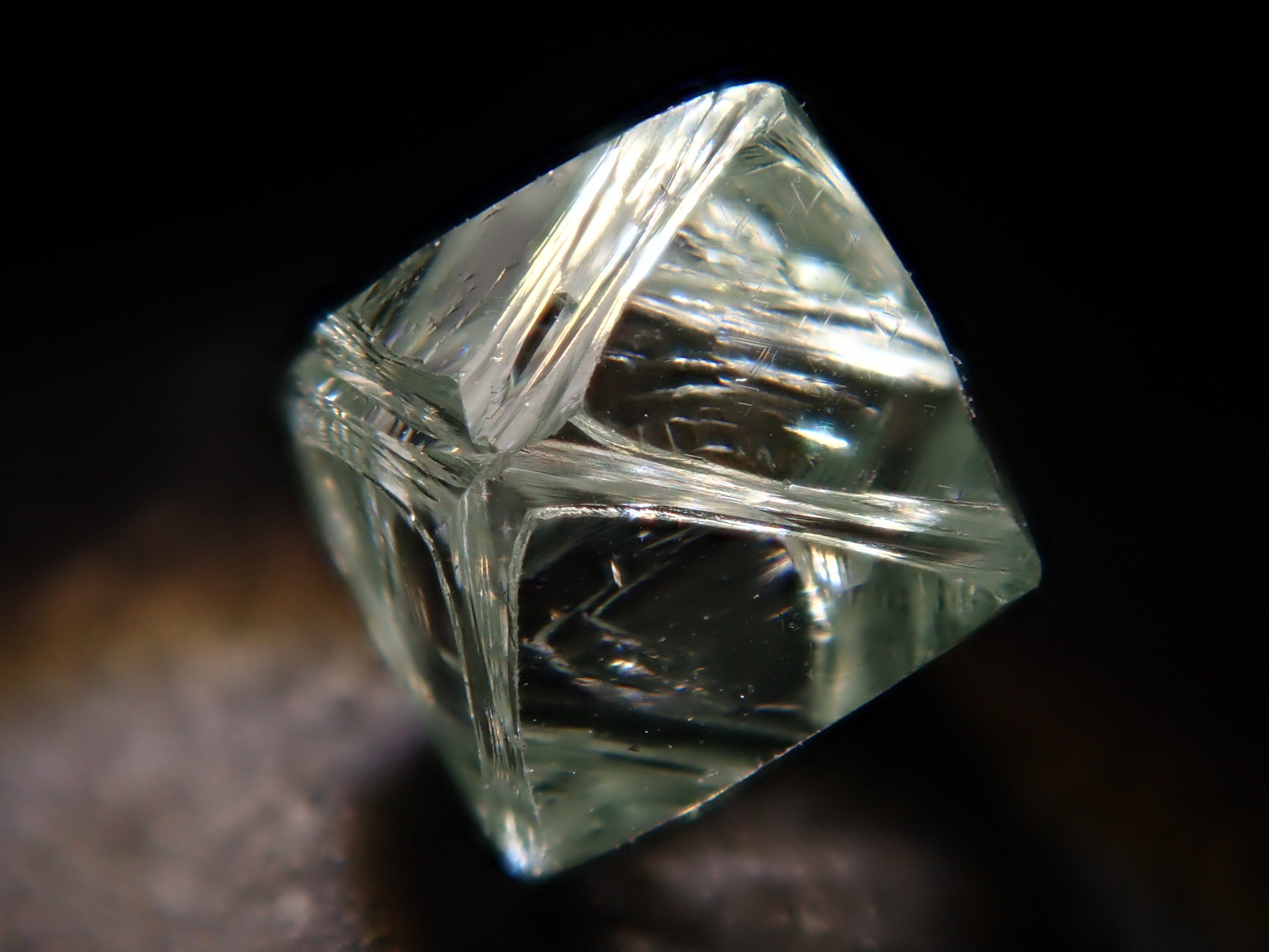 Green diamond rough stone (sawable) 0.666ct rough stone