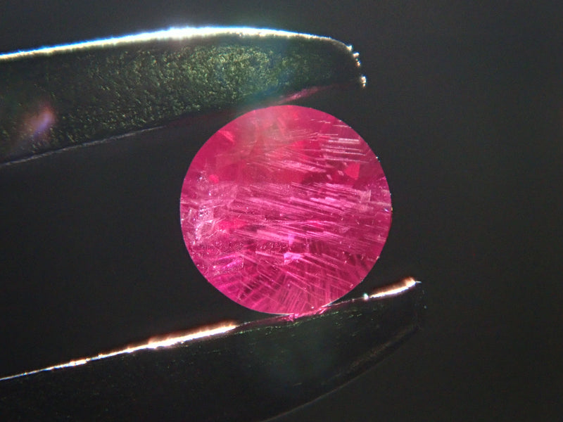 產自格陵蘭島的紅寶石 2.3 毫米/0.056 克拉裸石，附證書