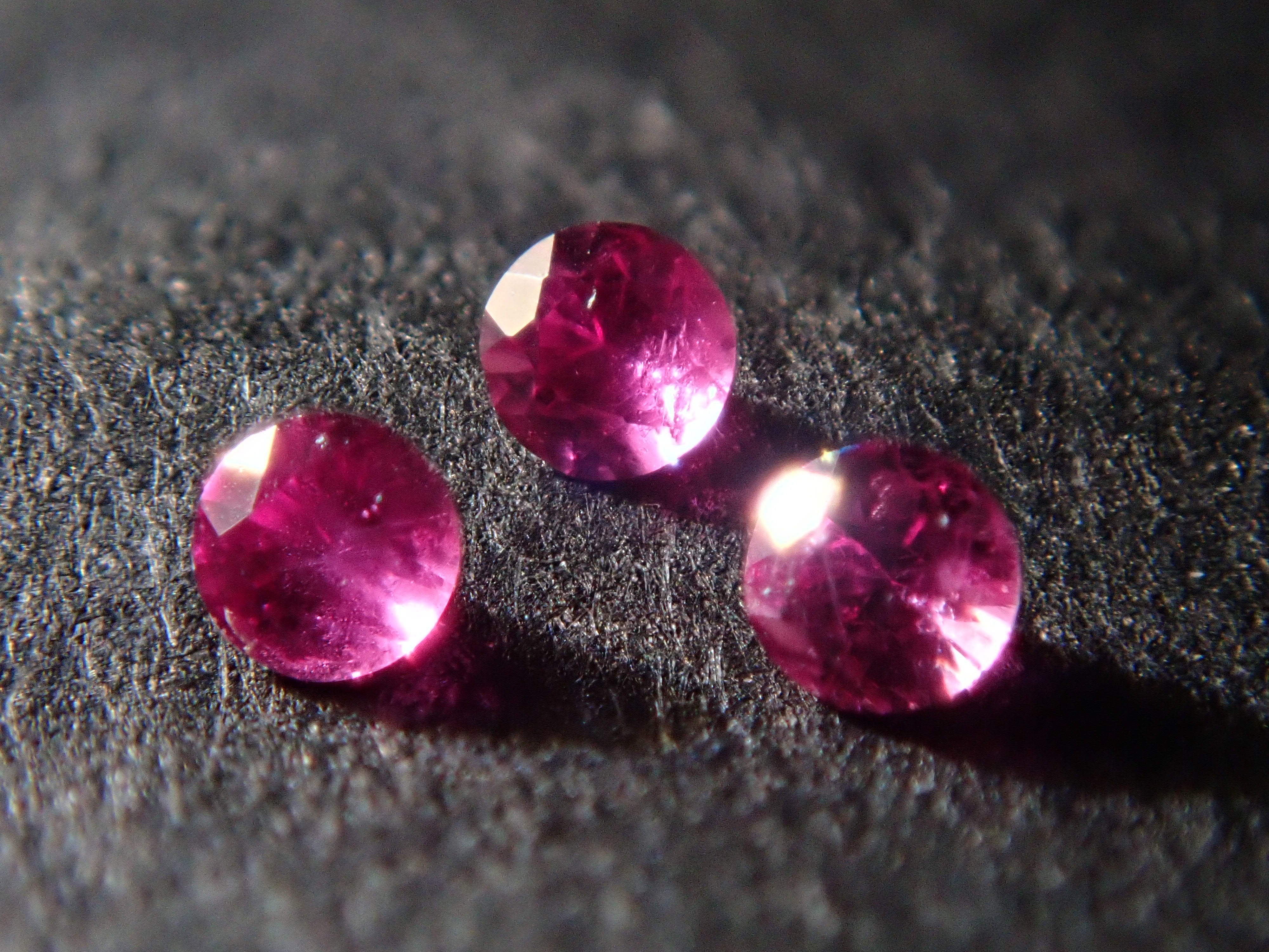 1 Ruby from Greenland (round cut, 1.2mm)《Discount available for multiple purchases》