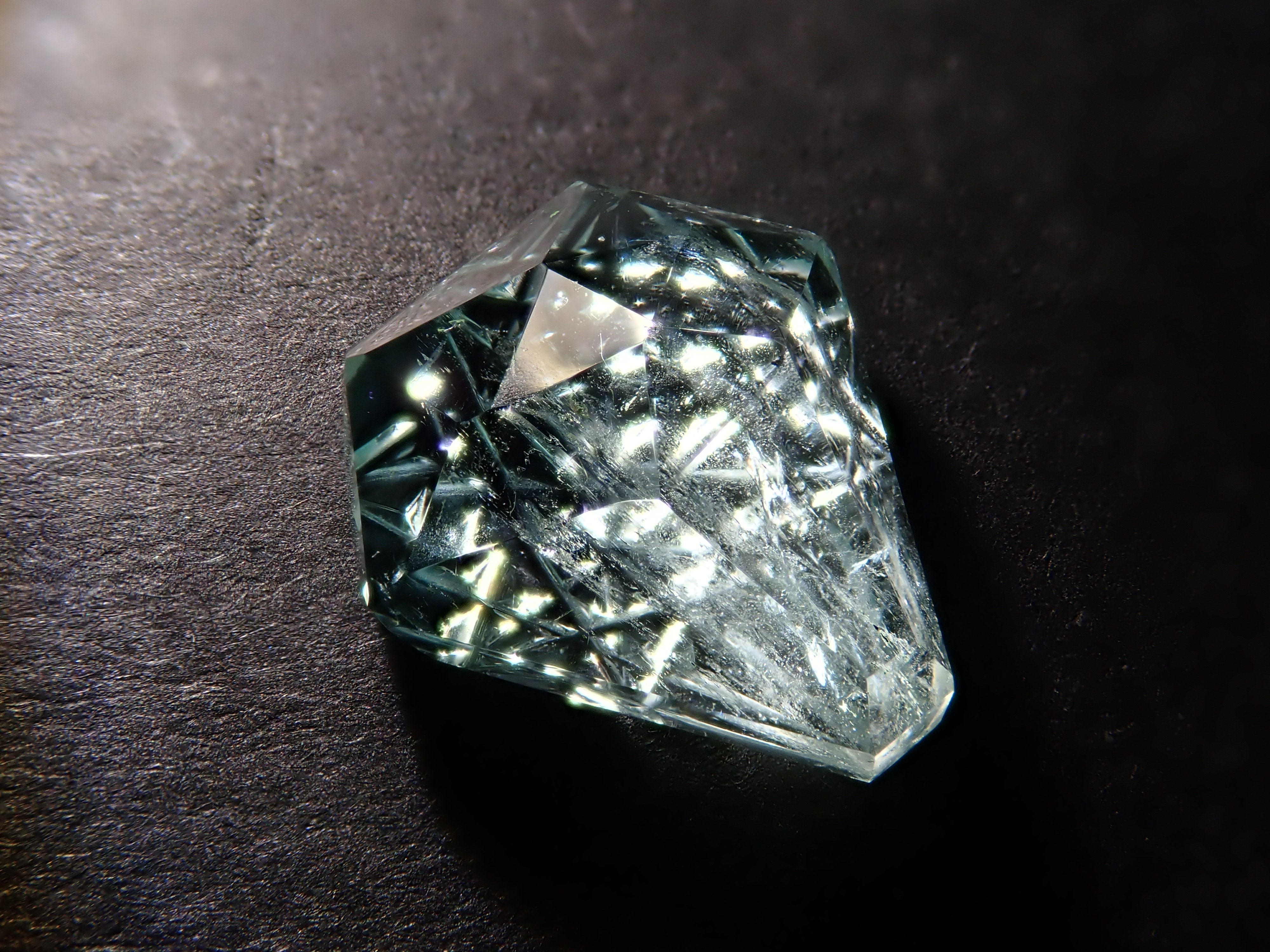 【甲州貴石切子】コロンビア産エメラルド 1.701ct《コラボ》ルース ワッペン付