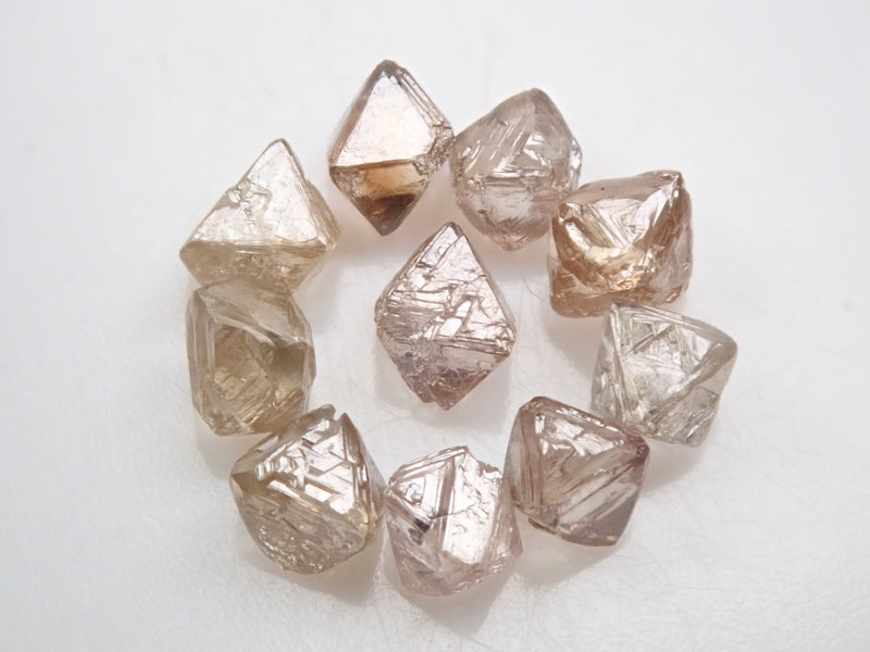 1 顆可鋸切鑽石（平均 0.13 克拉）