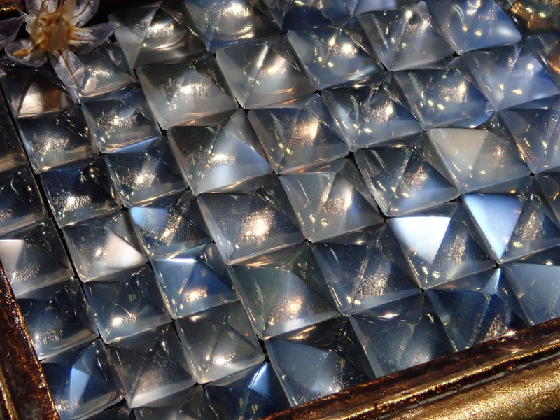 Blue moonstone (pyramid cut, 5 x 5 mm, 4 x 4 mm) 2 stone set《Discount available for multiple purchases》