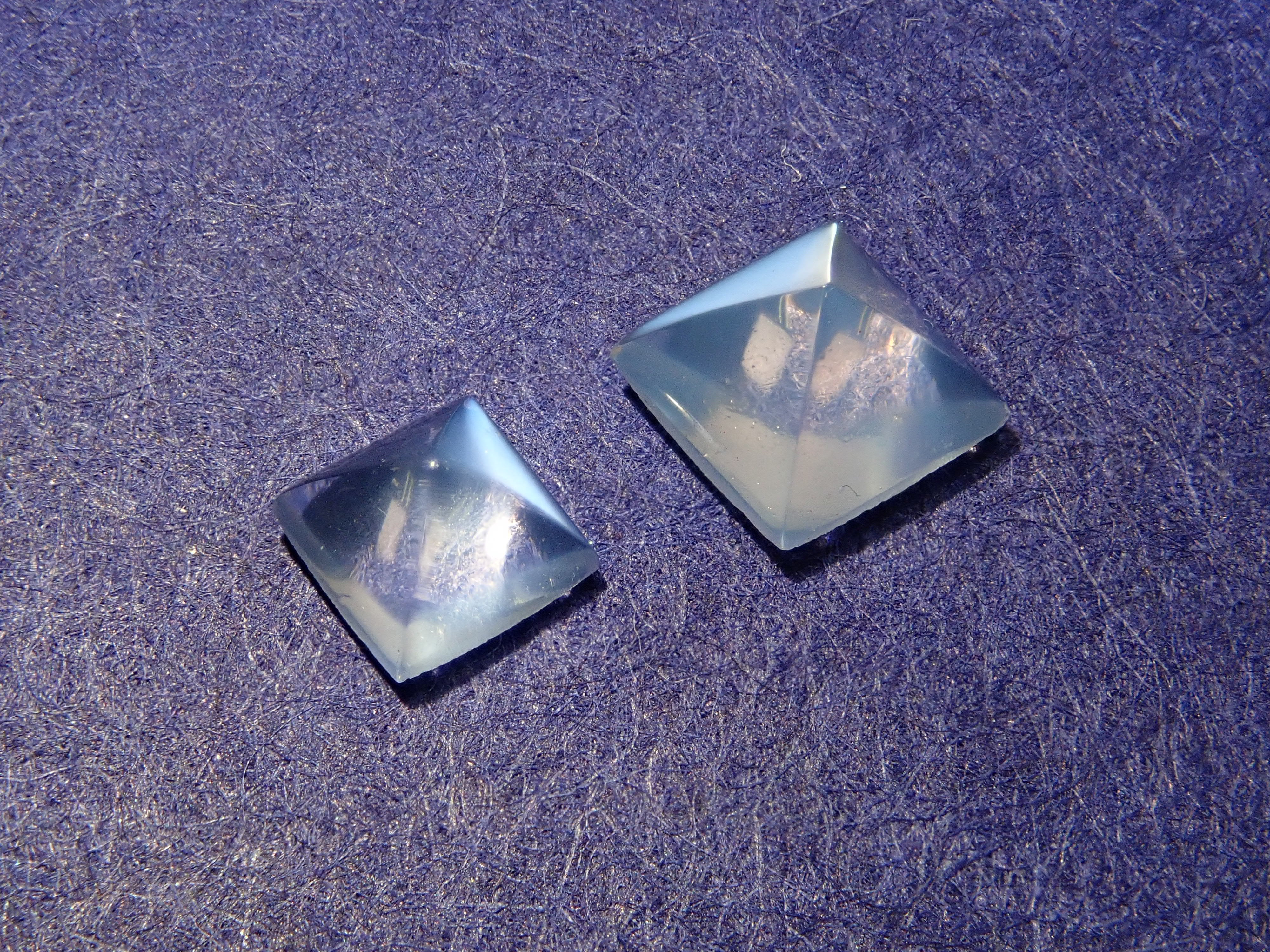 Blue moonstone (pyramid cut, 5 x 5 mm, 4 x 4 mm) 2 stone set《Discount available for multiple purchases》