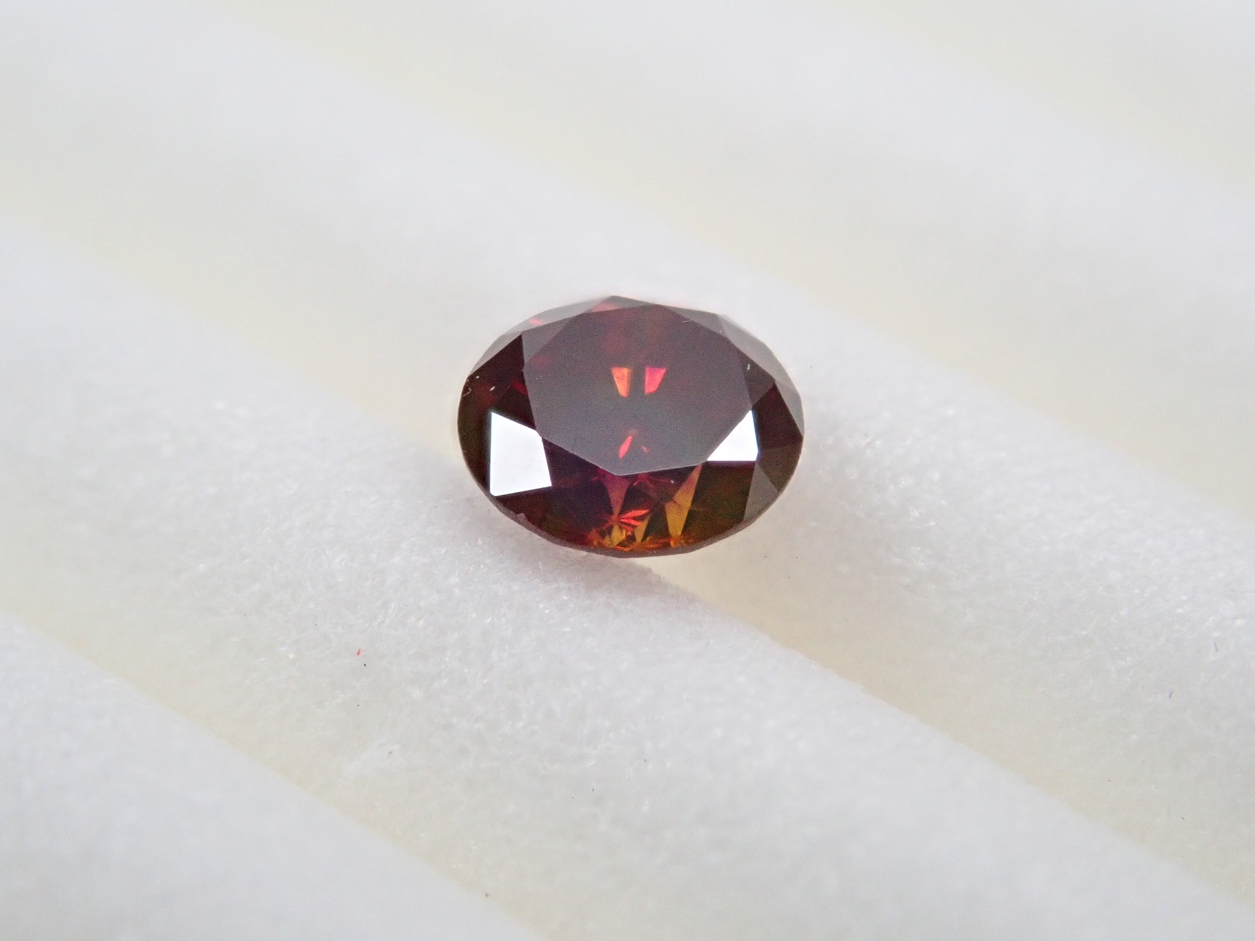 ファンシーレッドブラウンダイヤモンド（トリートメント,バイカラー蛍光） 3.3mm/0.144ctルース(FANCY RED BROWN, VS2)