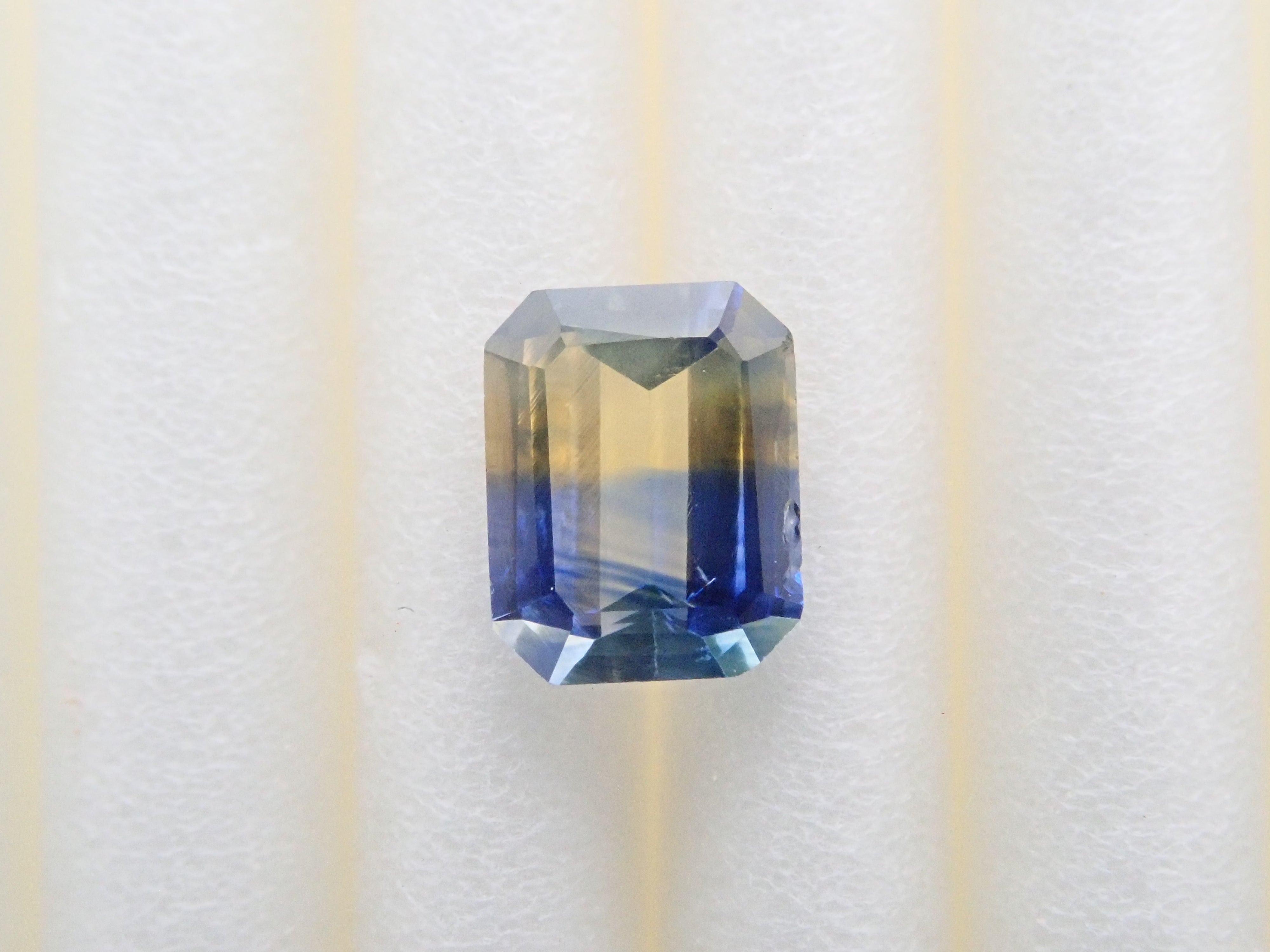 Bicolor sapphire 0.427ct loose