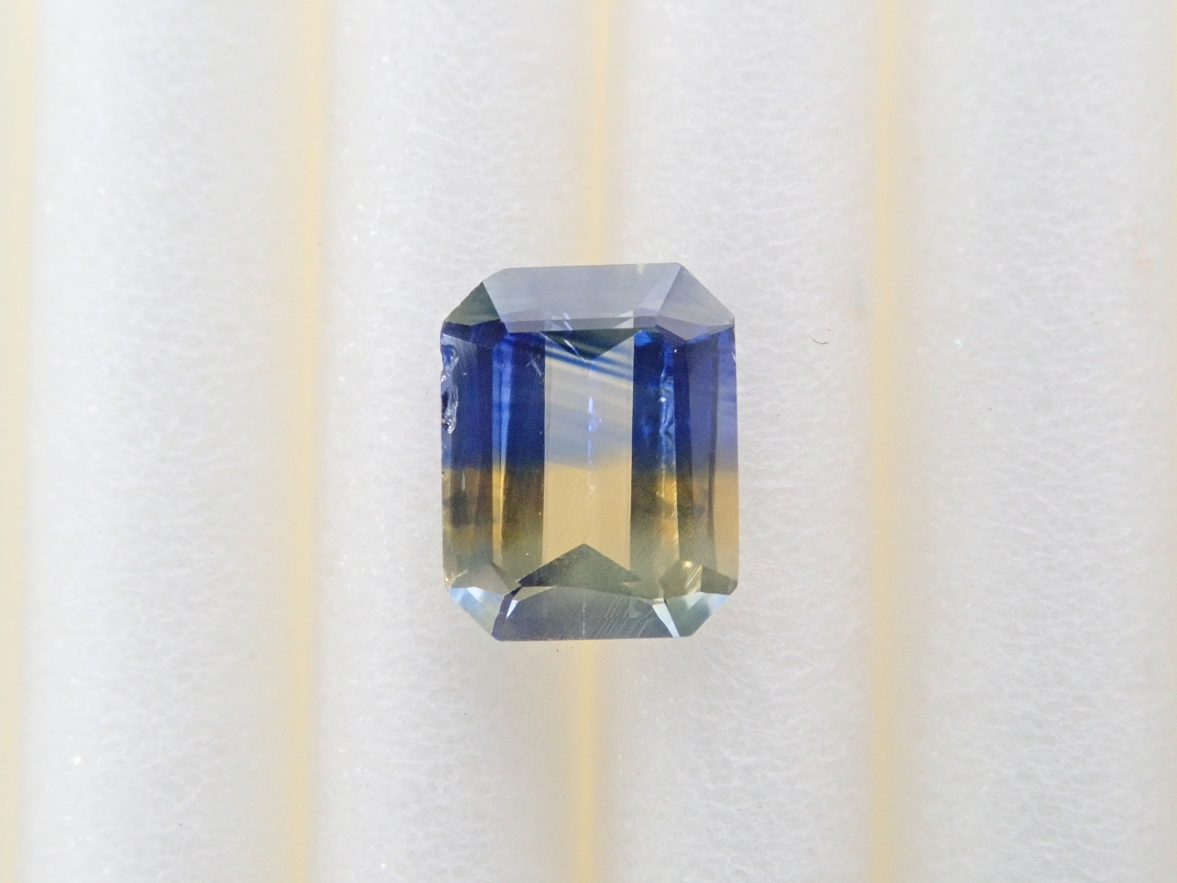 Bicolor sapphire 0.427ct loose