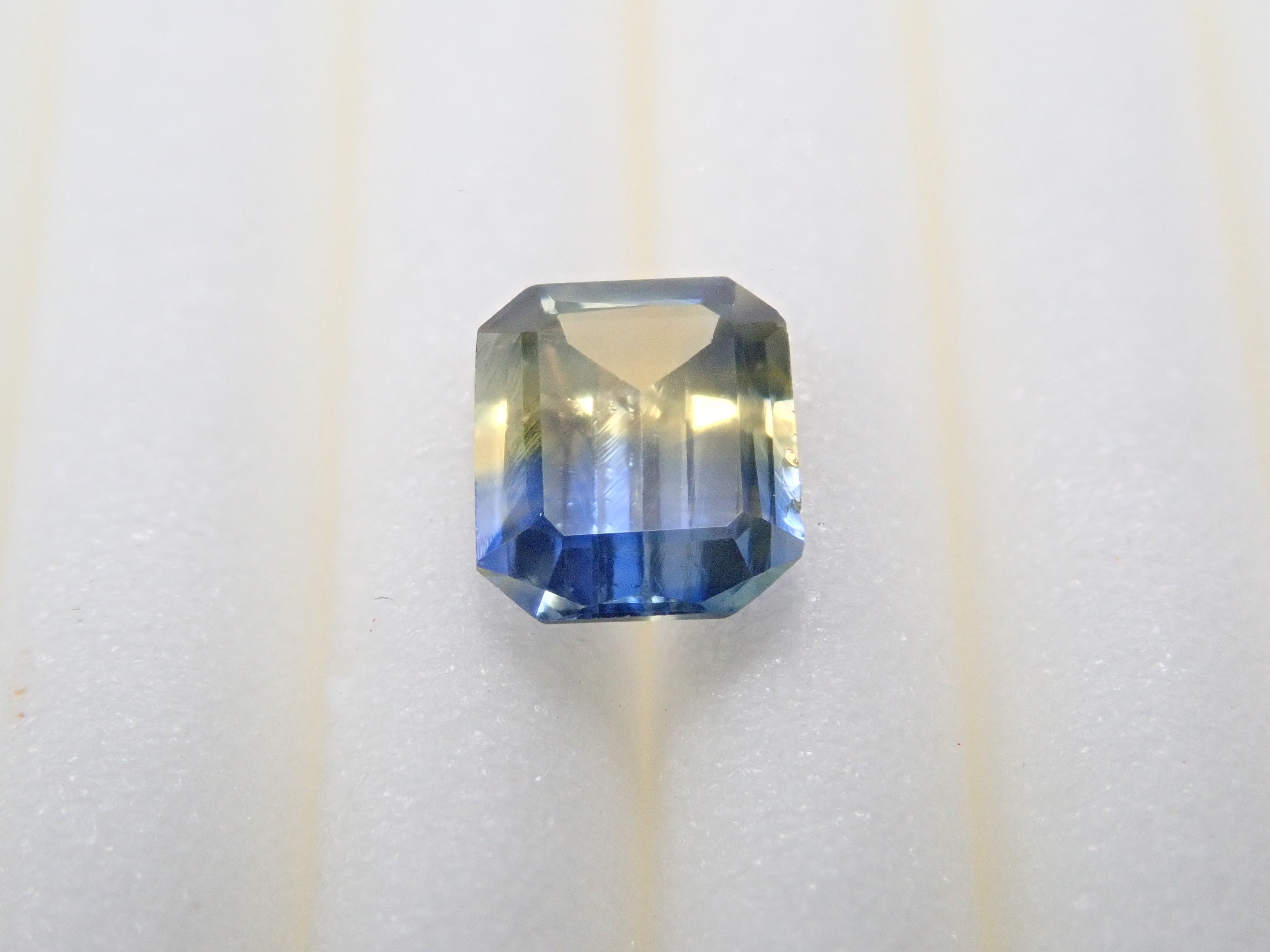 Bicolor sapphire 0.427ct loose