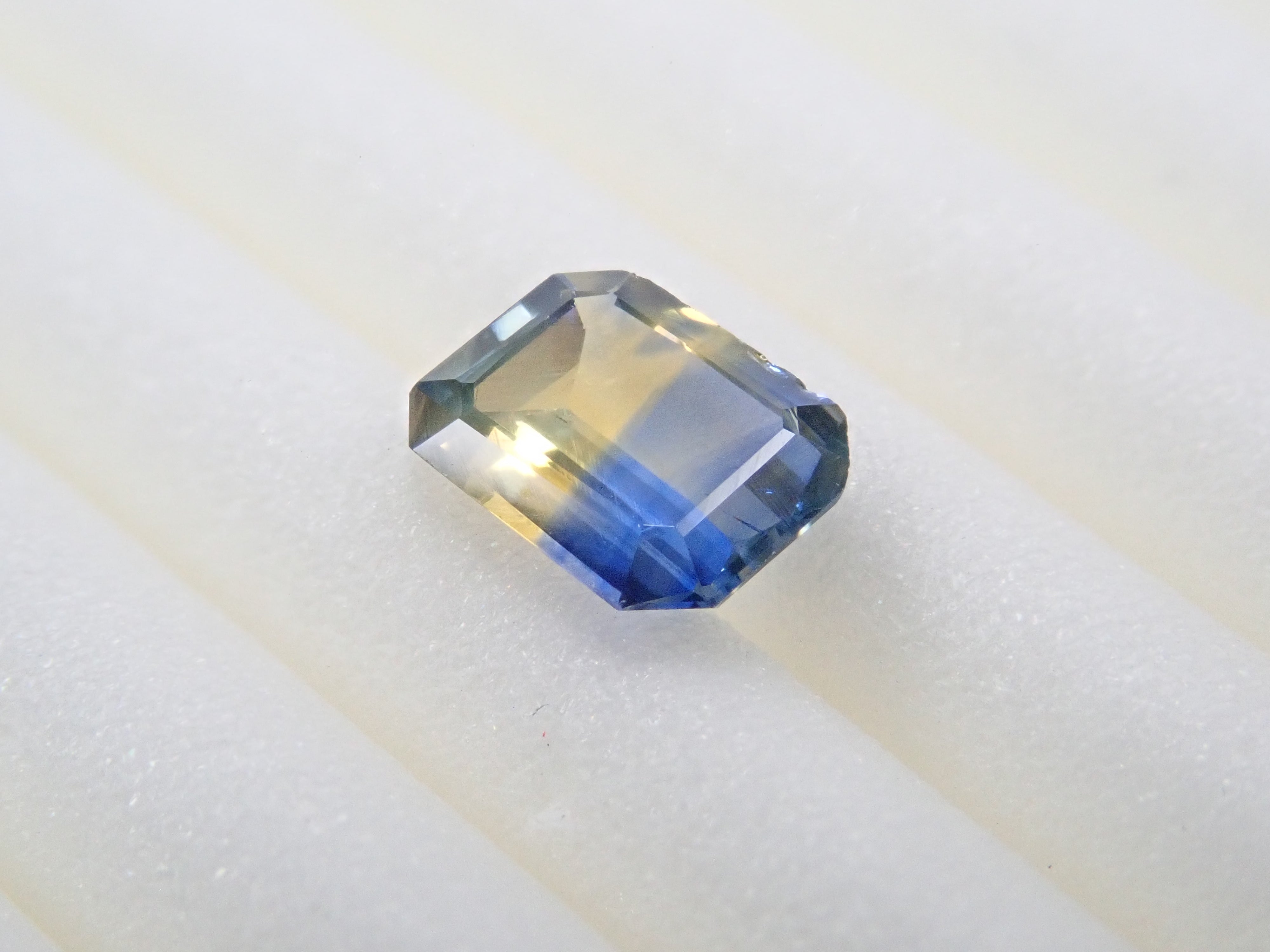 Bicolor sapphire 0.427ct loose