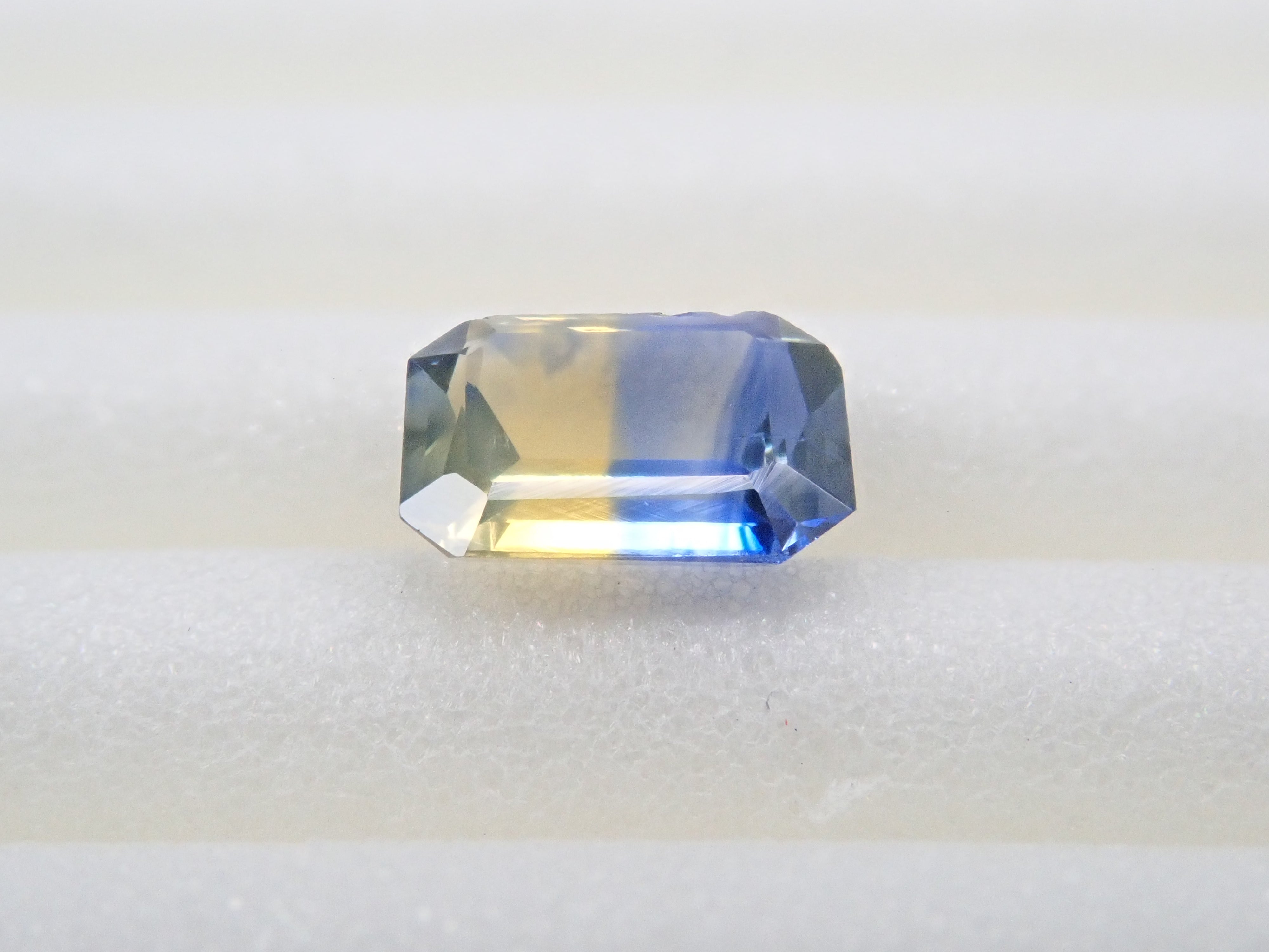 Bicolor sapphire 0.427ct loose