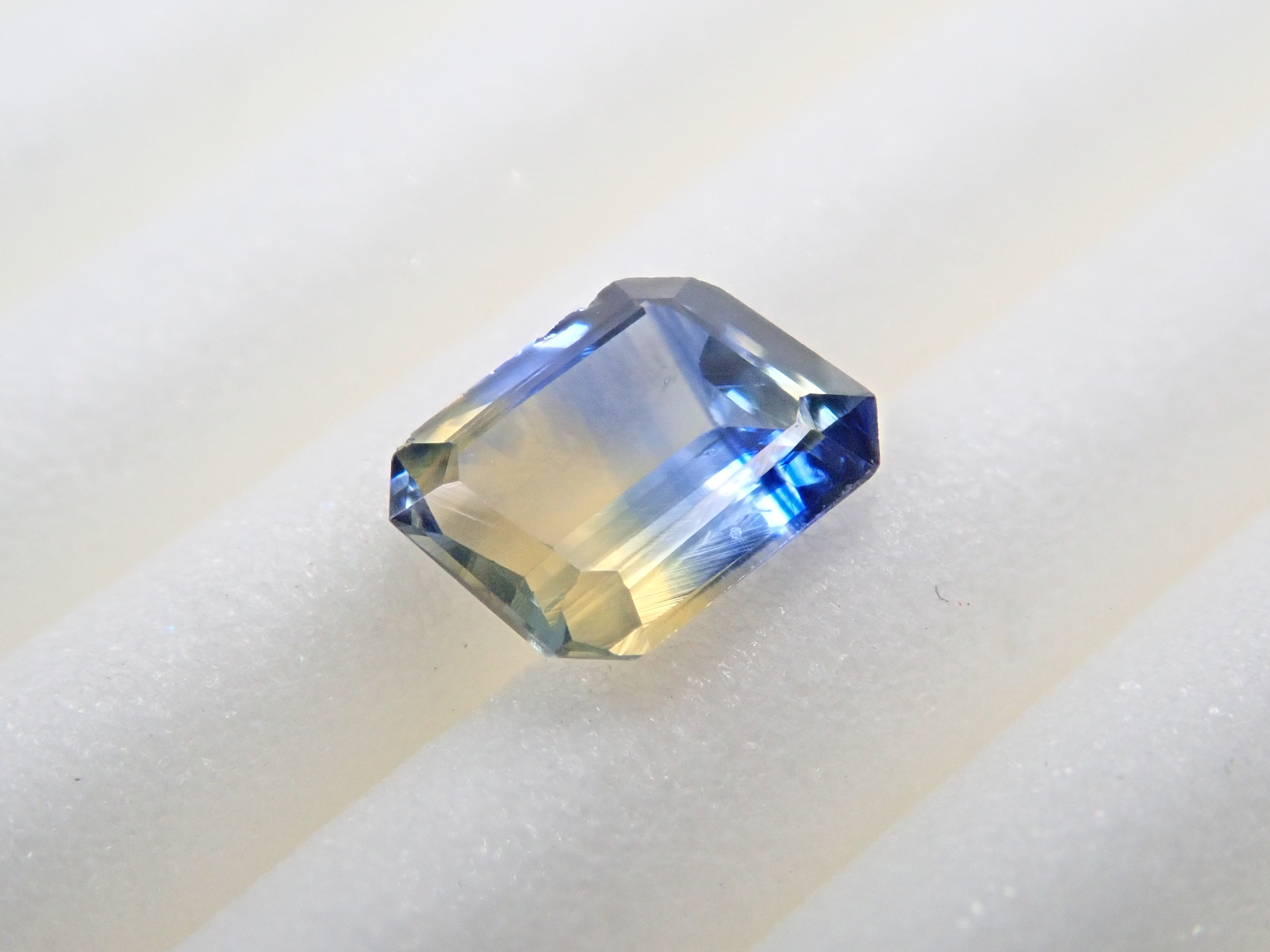 Bicolor sapphire 0.427ct loose