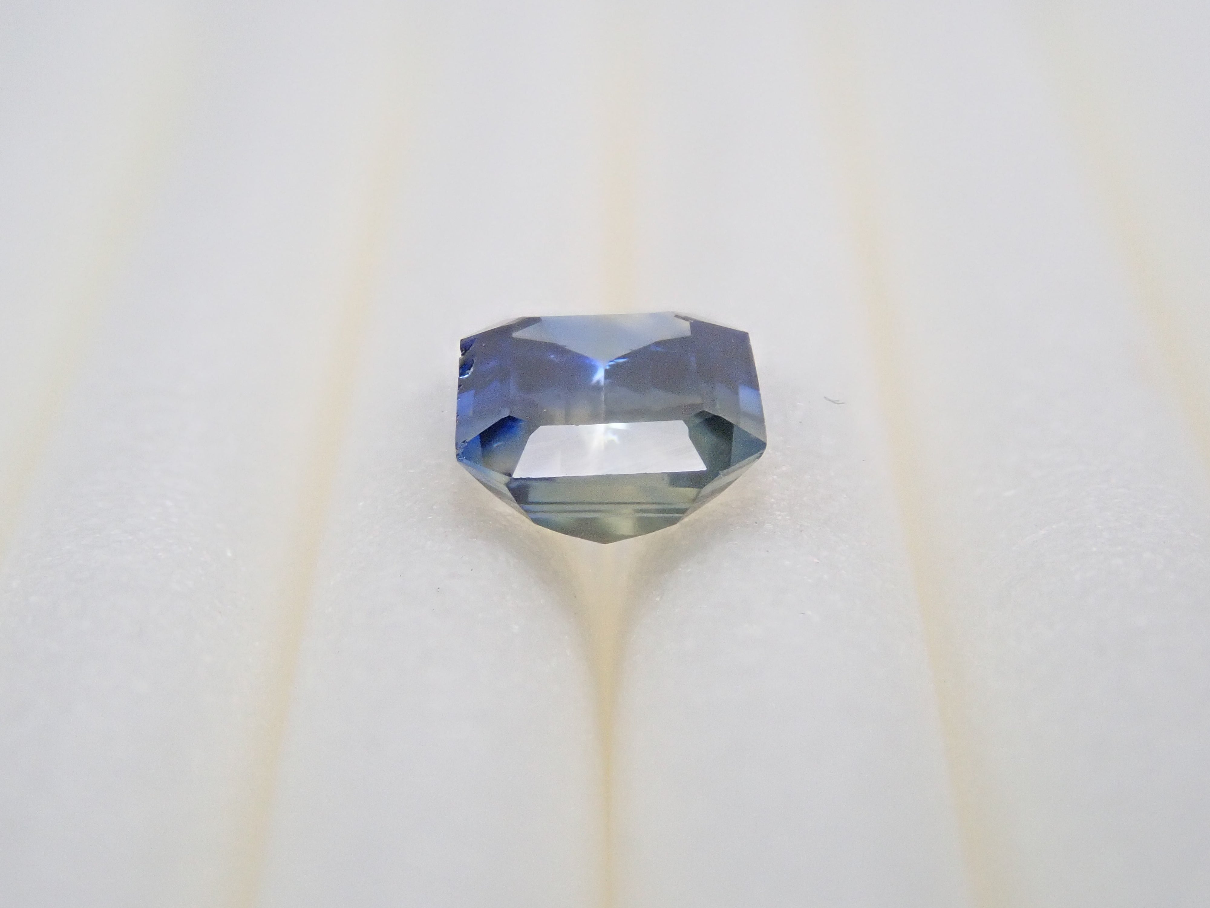 Bicolor sapphire 0.427ct loose