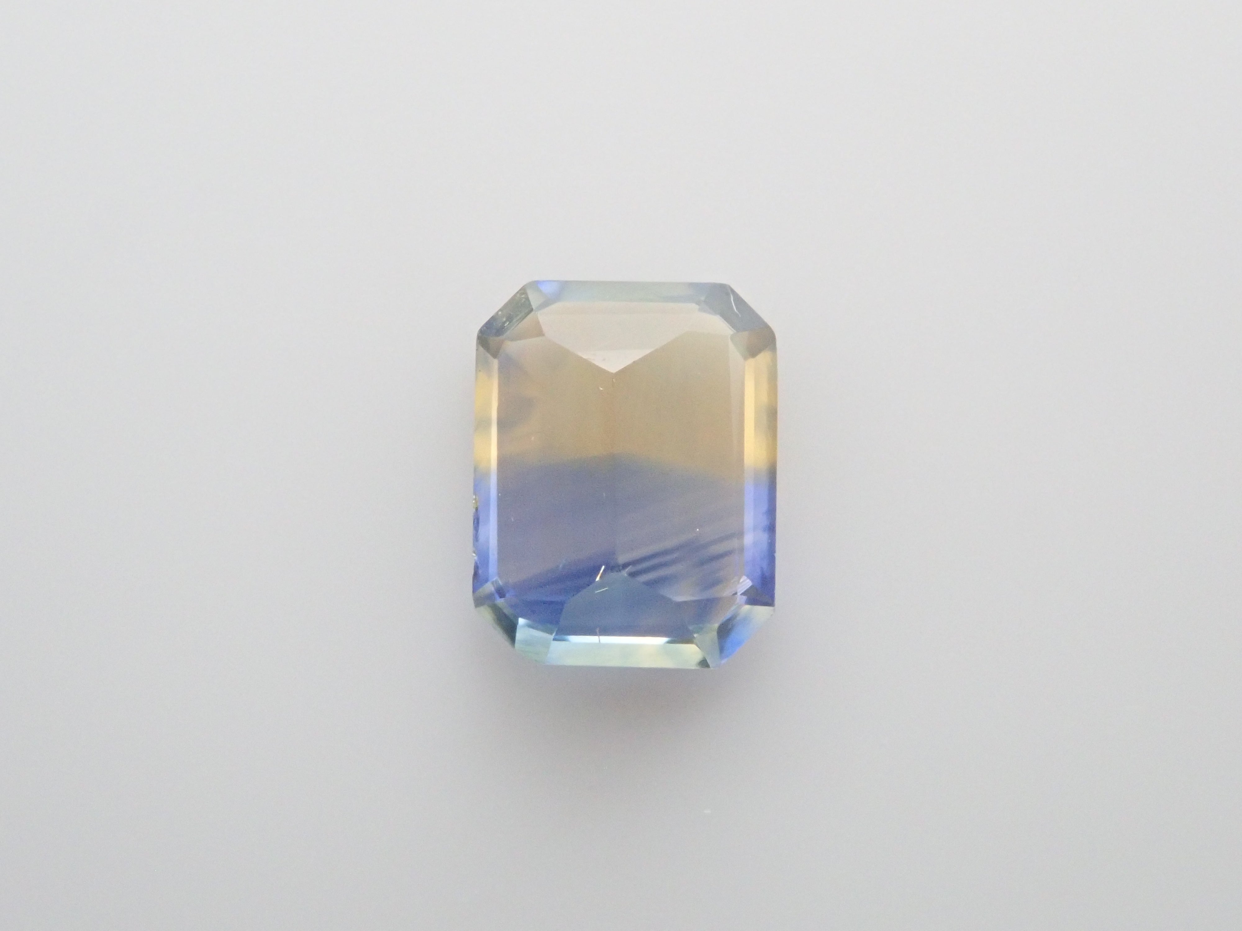 Bicolor sapphire 0.427ct loose