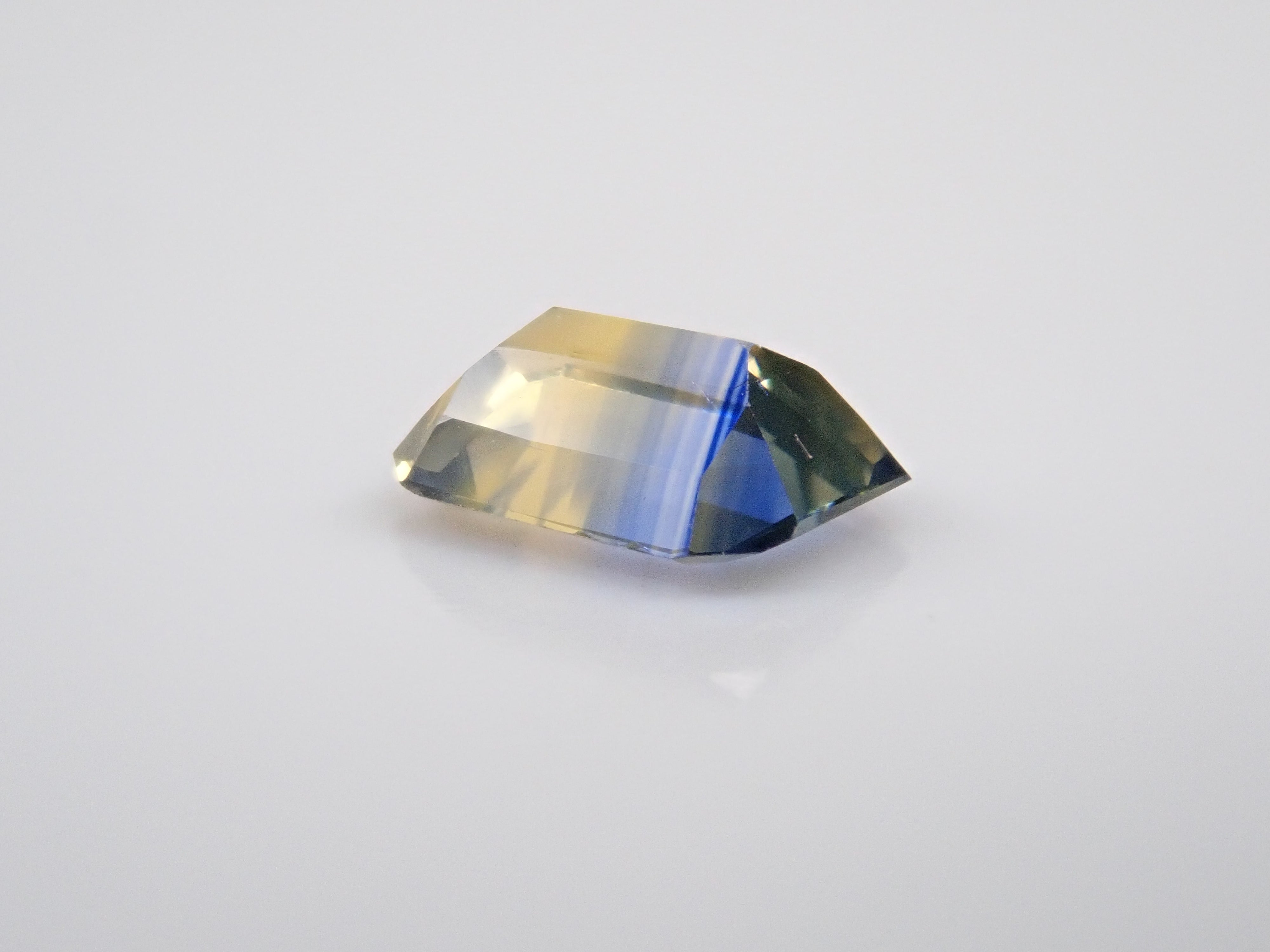 Bicolor sapphire 0.427ct loose