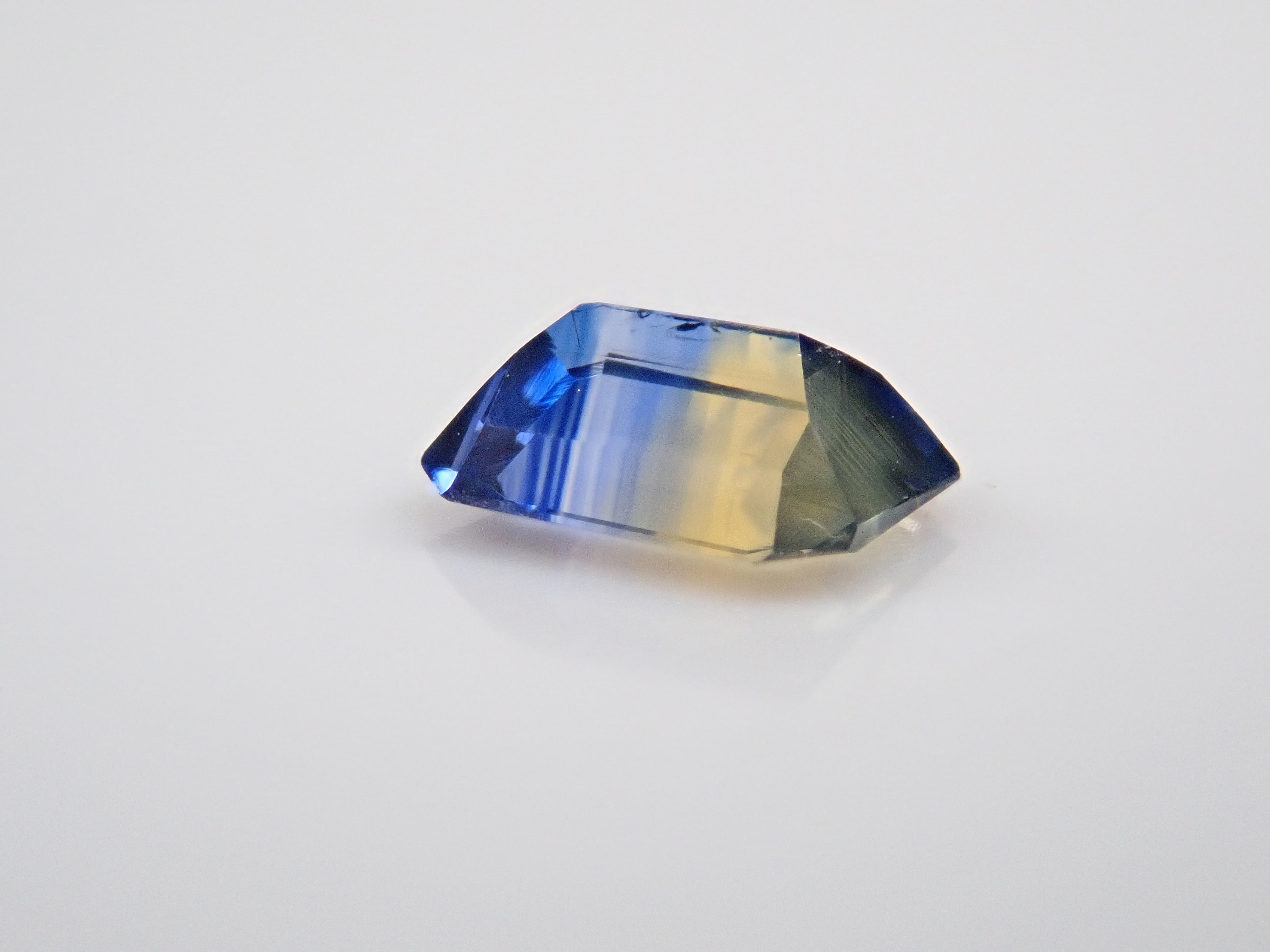 Bicolor sapphire 0.427ct loose