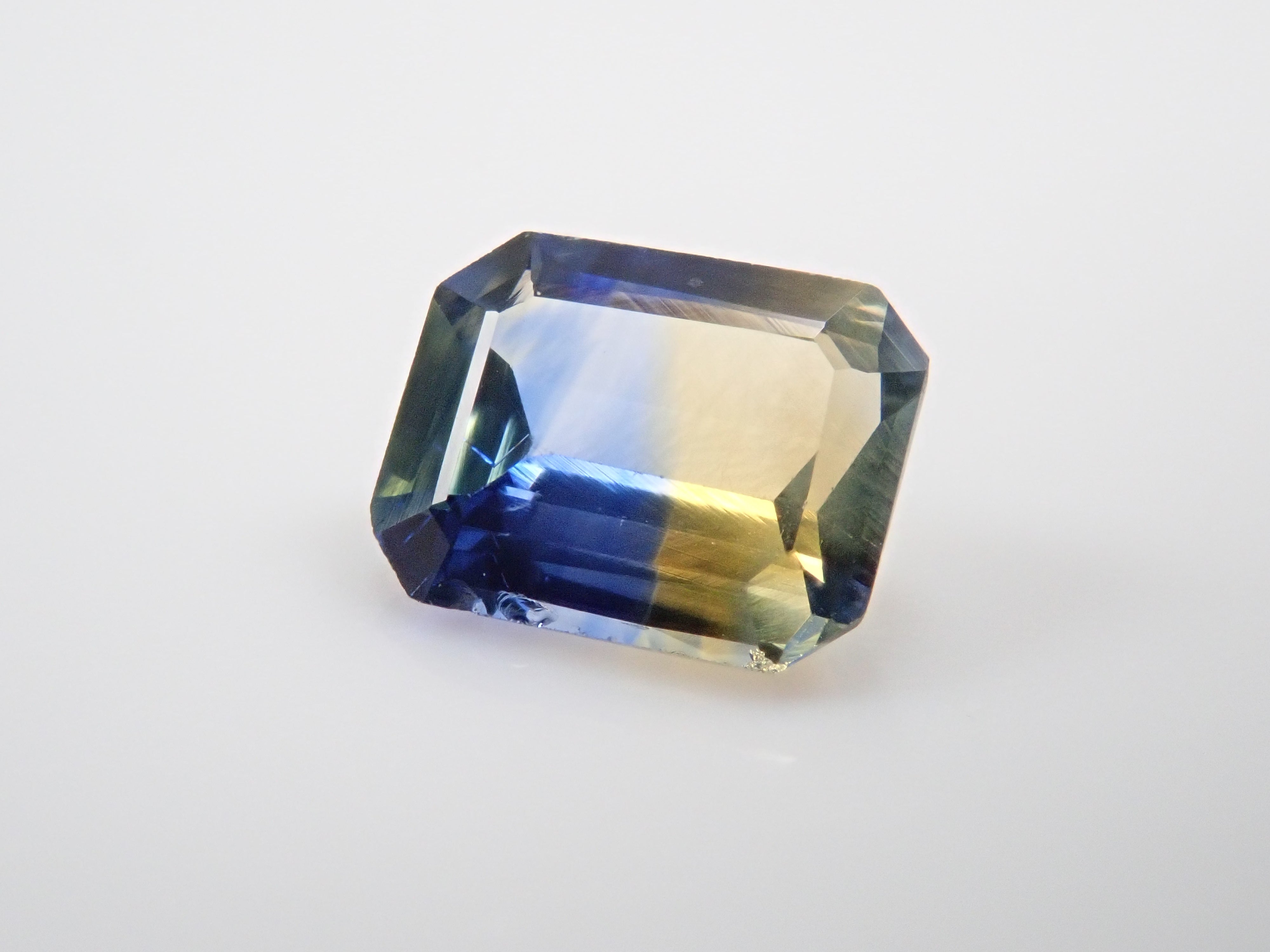 Bicolor sapphire 0.427ct loose