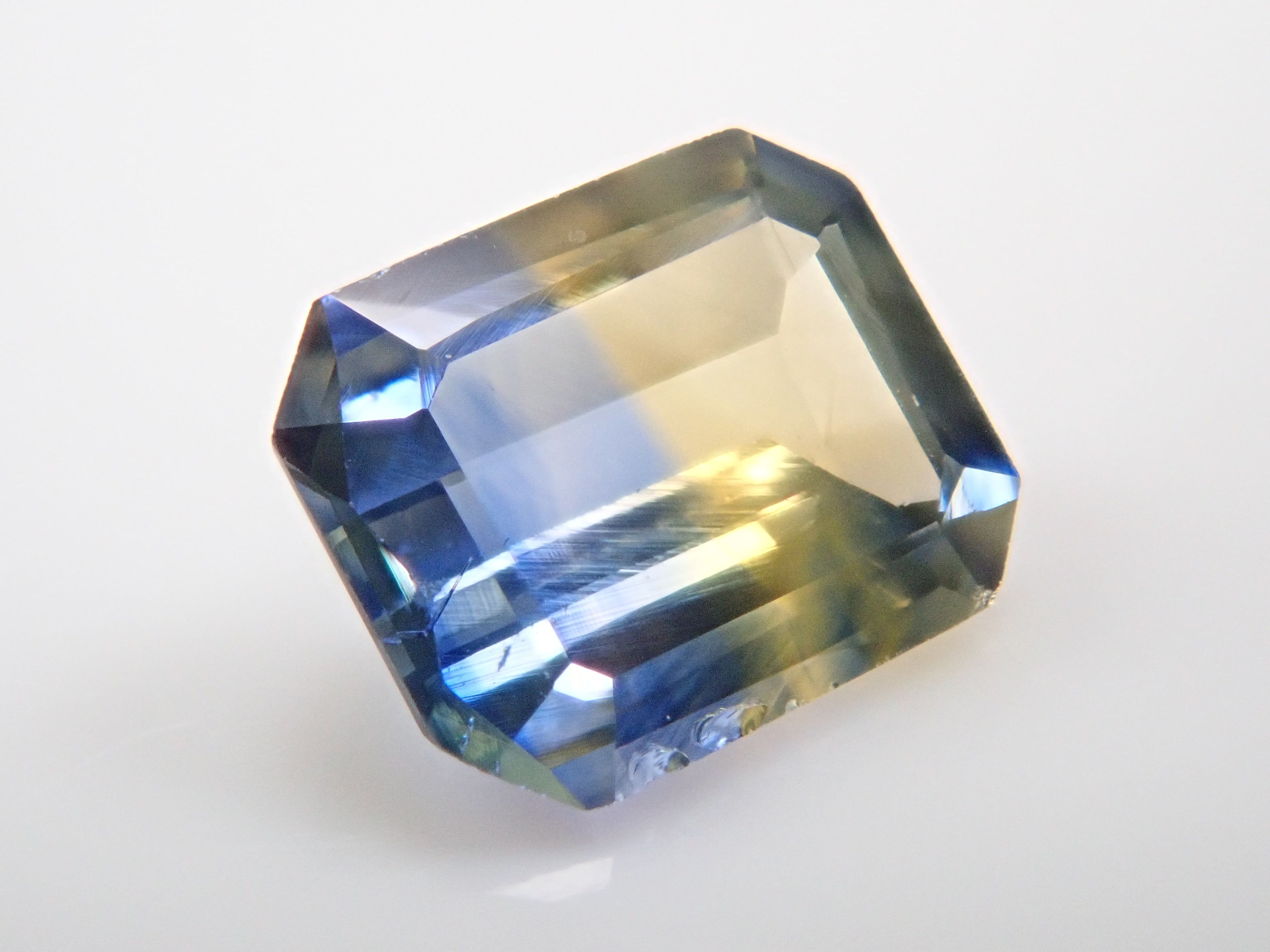 Bicolor sapphire 0.427ct loose