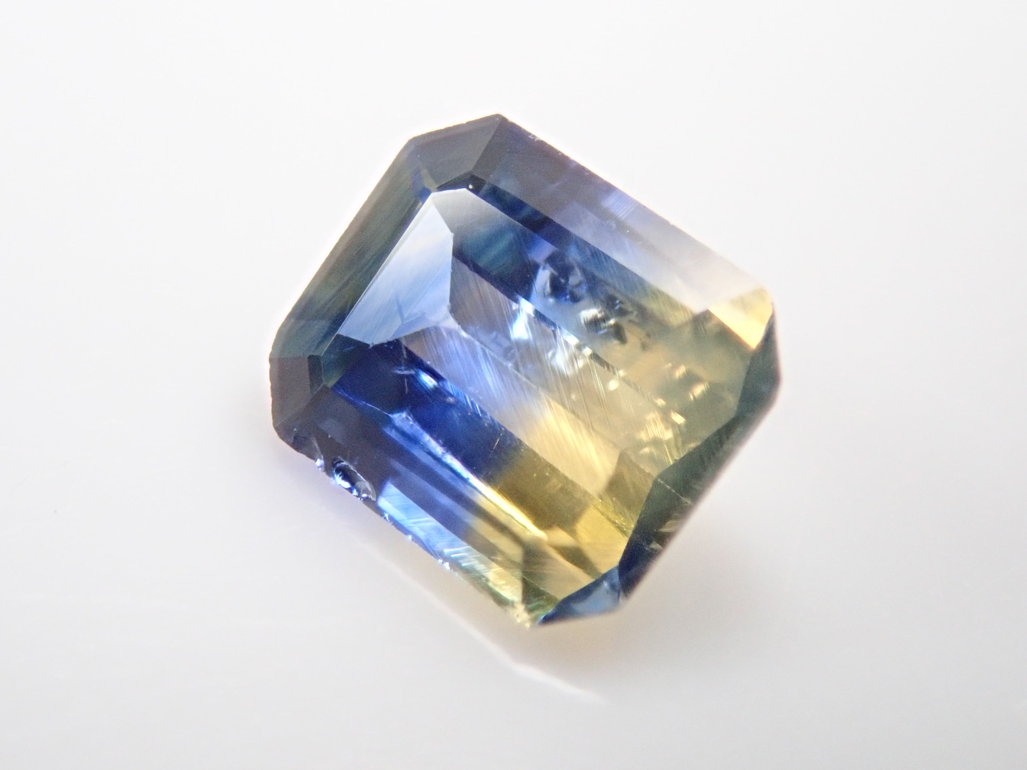 Bicolor sapphire 0.427ct loose