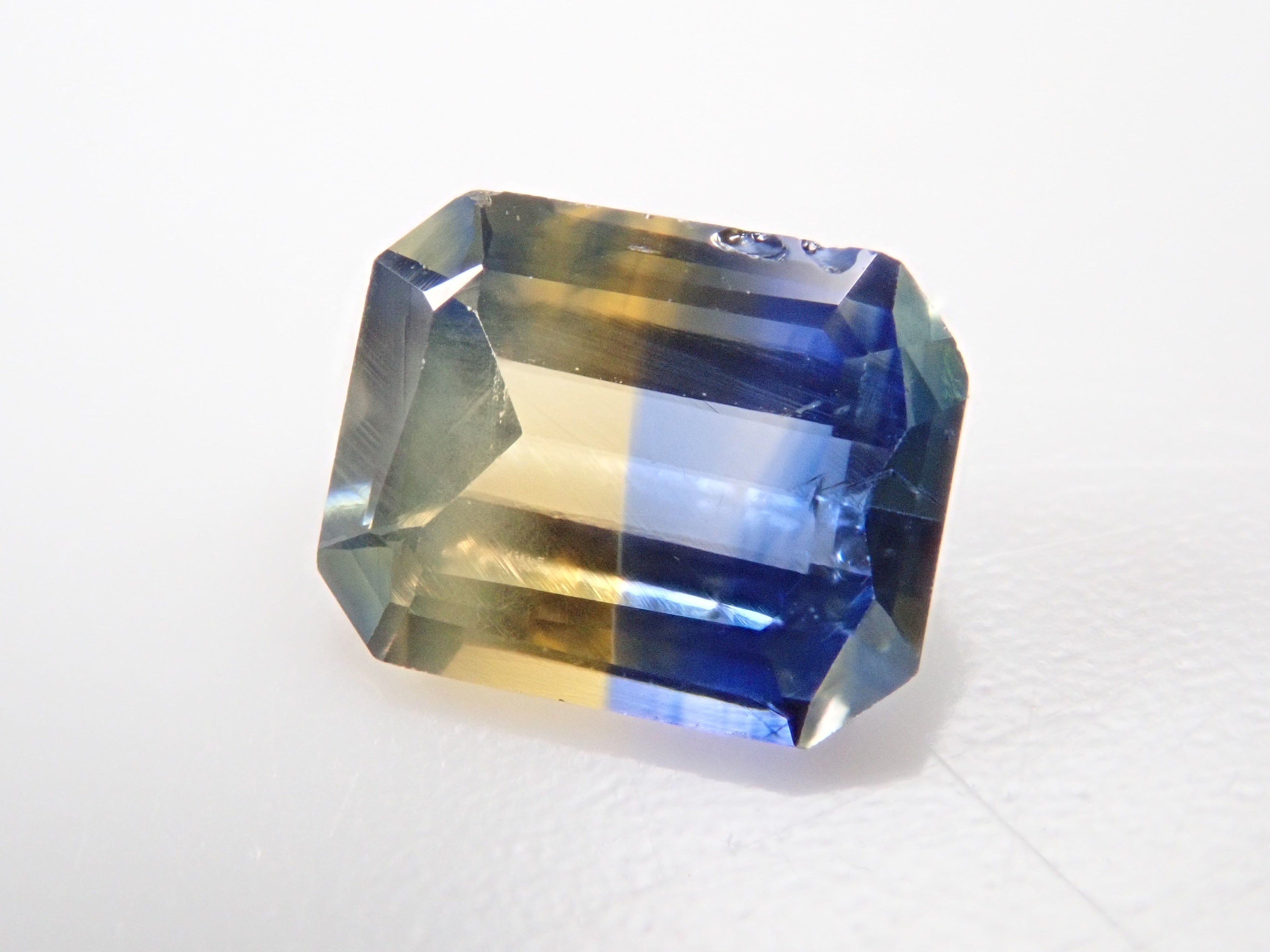 Bicolor sapphire 0.427ct loose