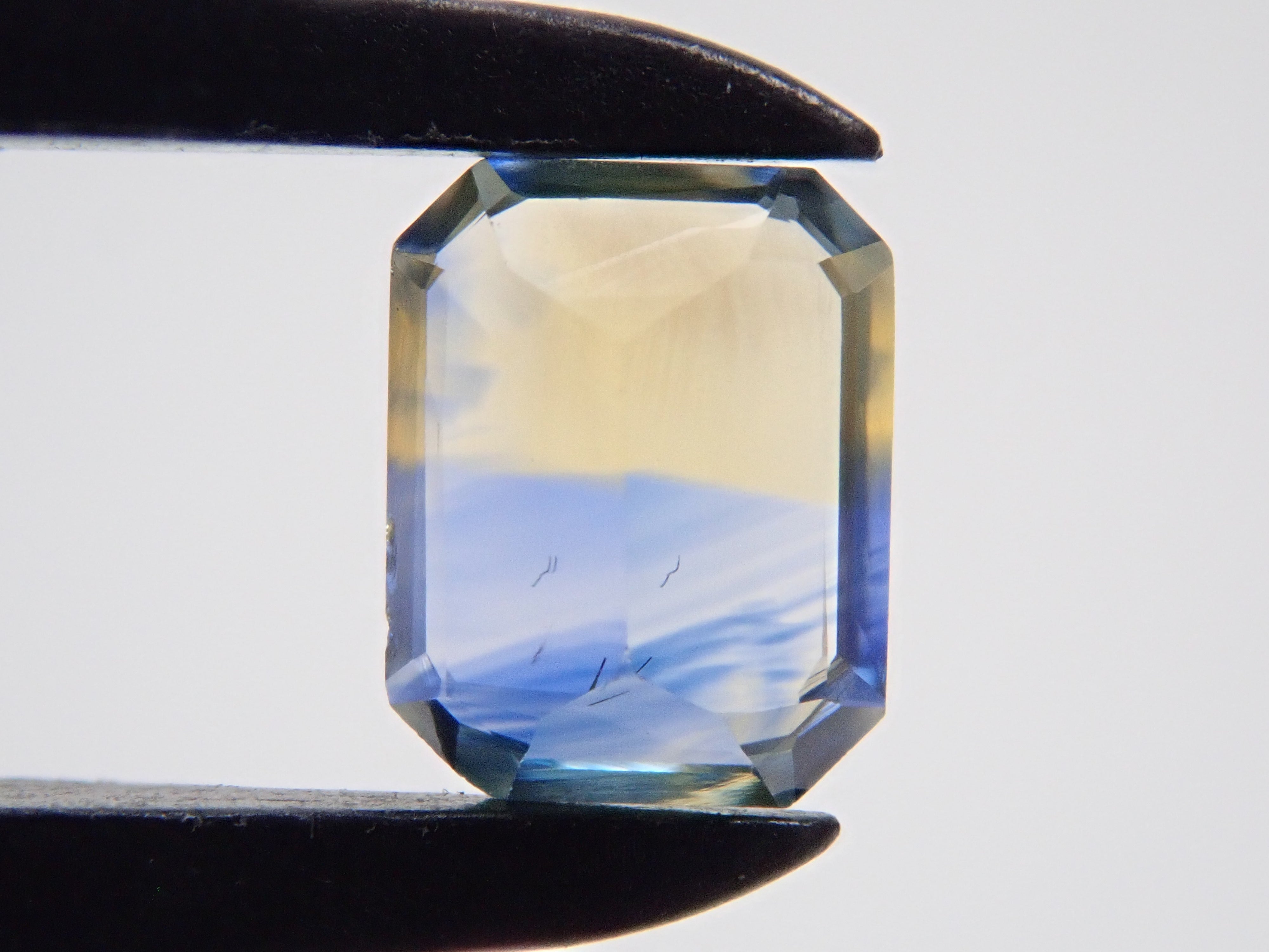 Bicolor sapphire 0.427ct loose