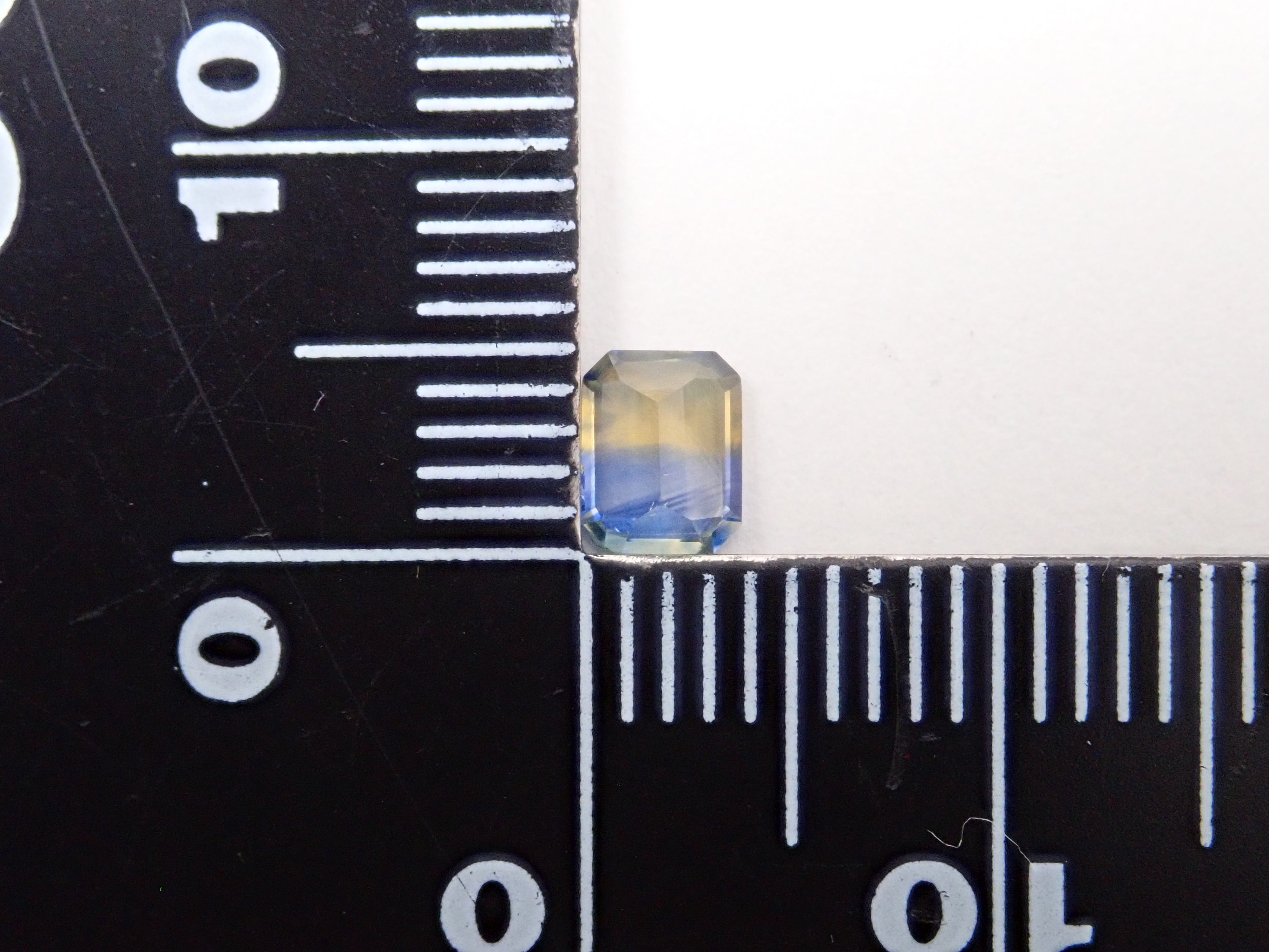 Bicolor sapphire 0.427ct loose