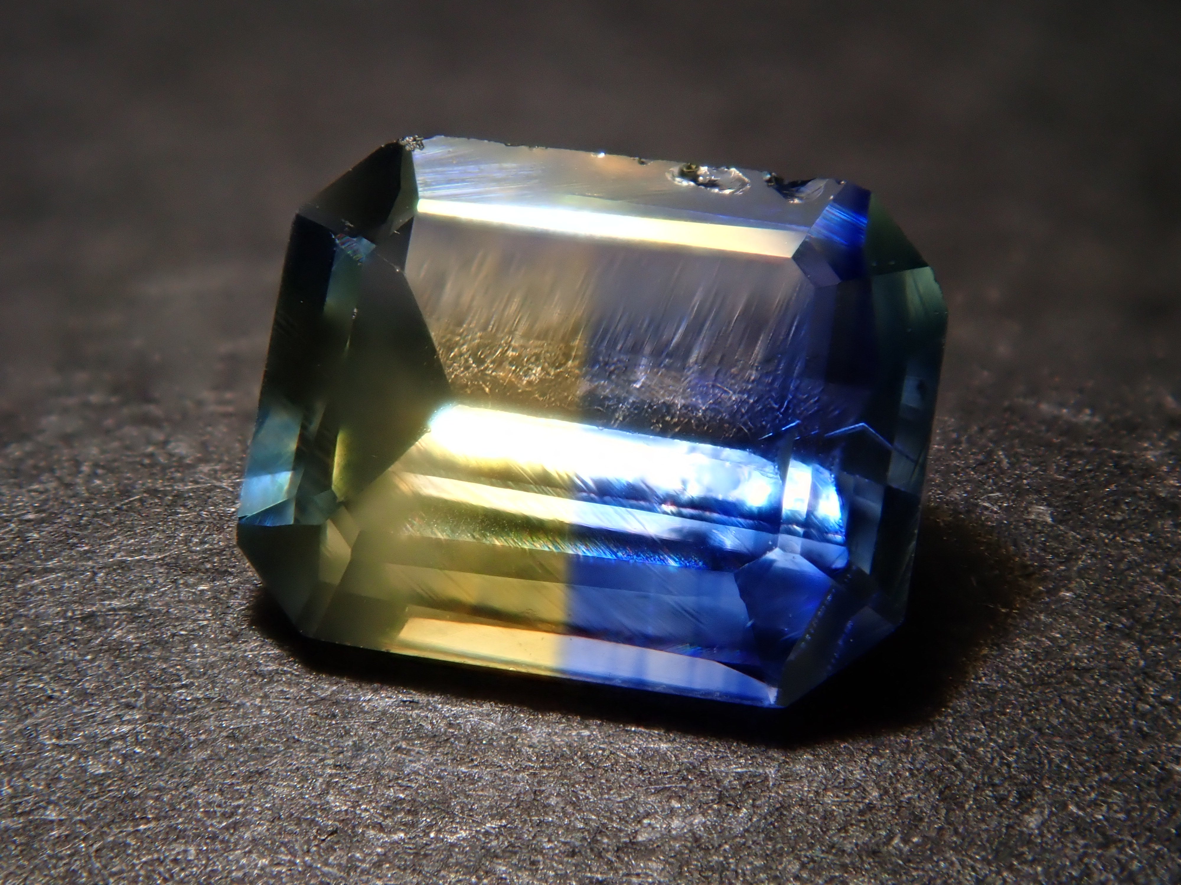 Bicolor sapphire 0.427ct loose