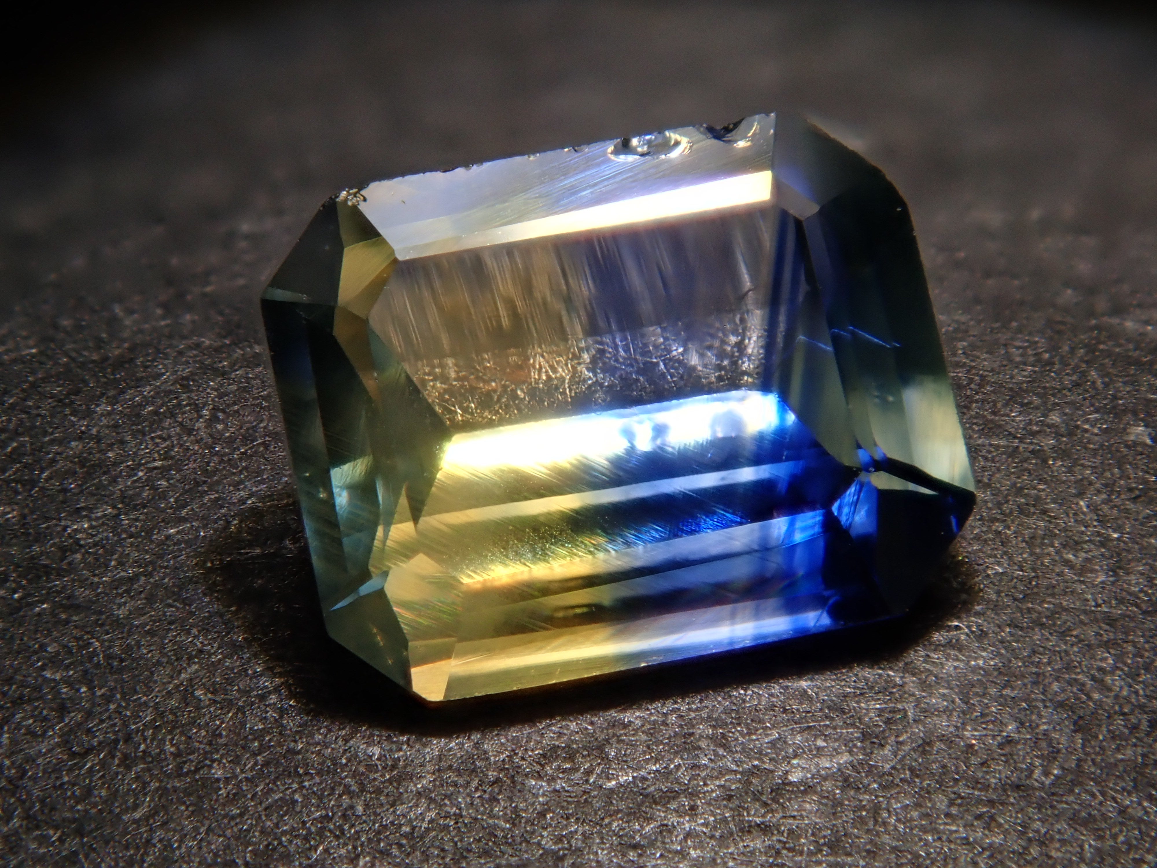 Bicolor sapphire 0.427ct loose