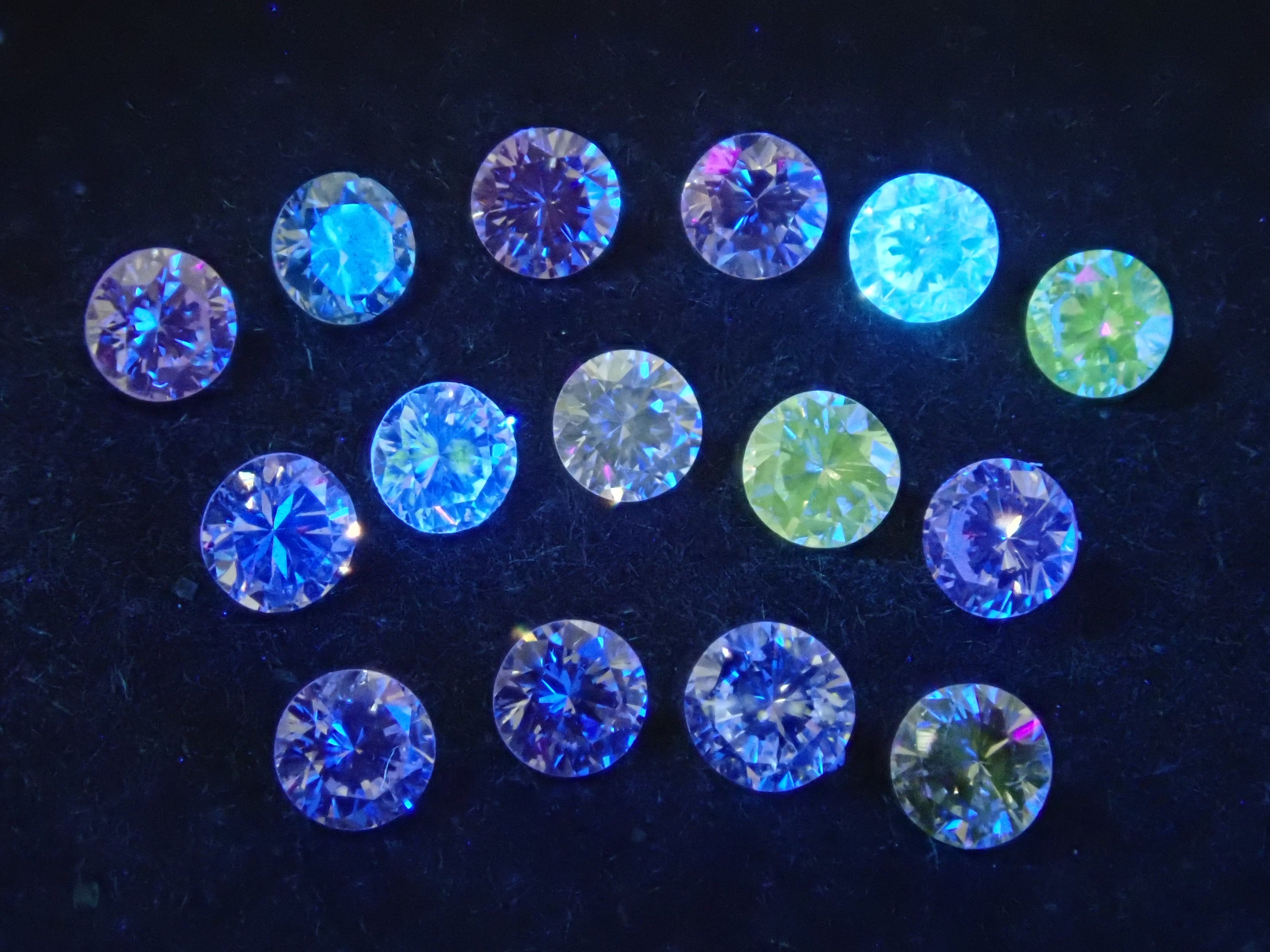 Gem Gacha💎1 special fluorescent diamond (VS-SI class equivalent, 2.0mm)