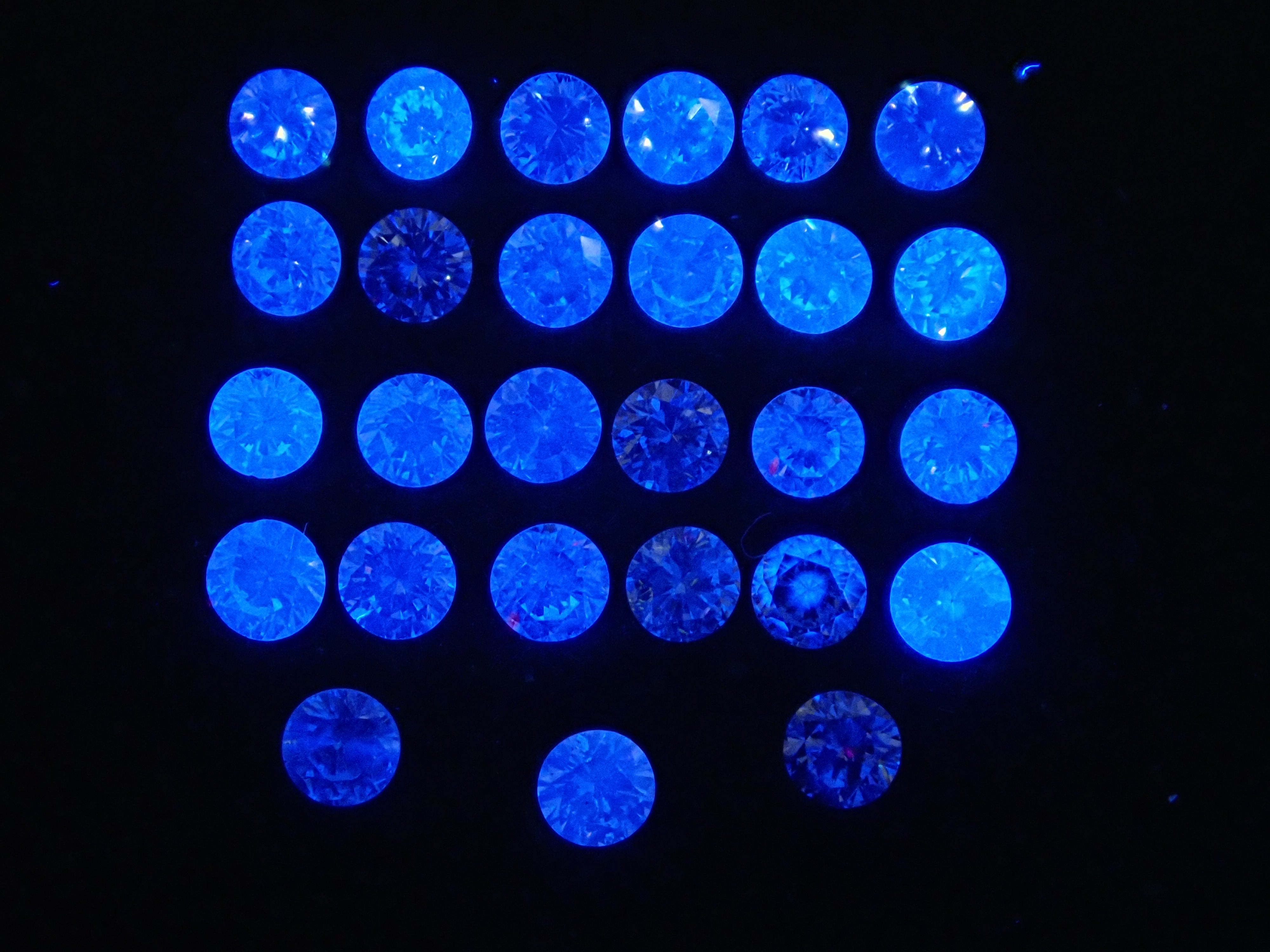 1 blue fluorescent diamond (VS-SI class equivalent, 2.0mm)《Multiple purchase discount available》