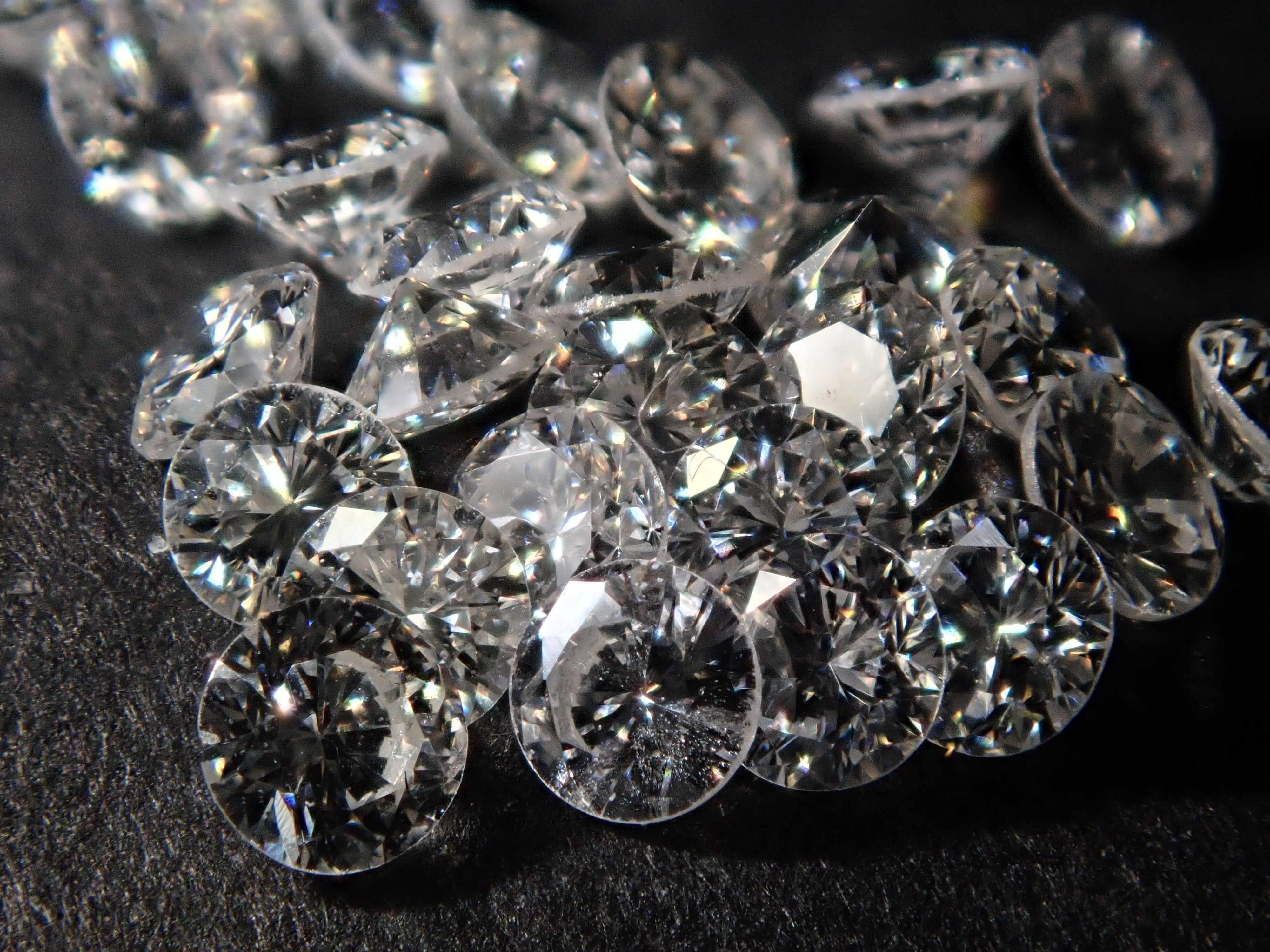 1 blue fluorescent diamond (VS-SI class equivalent, 2.0mm)《Multiple purchase discount available》