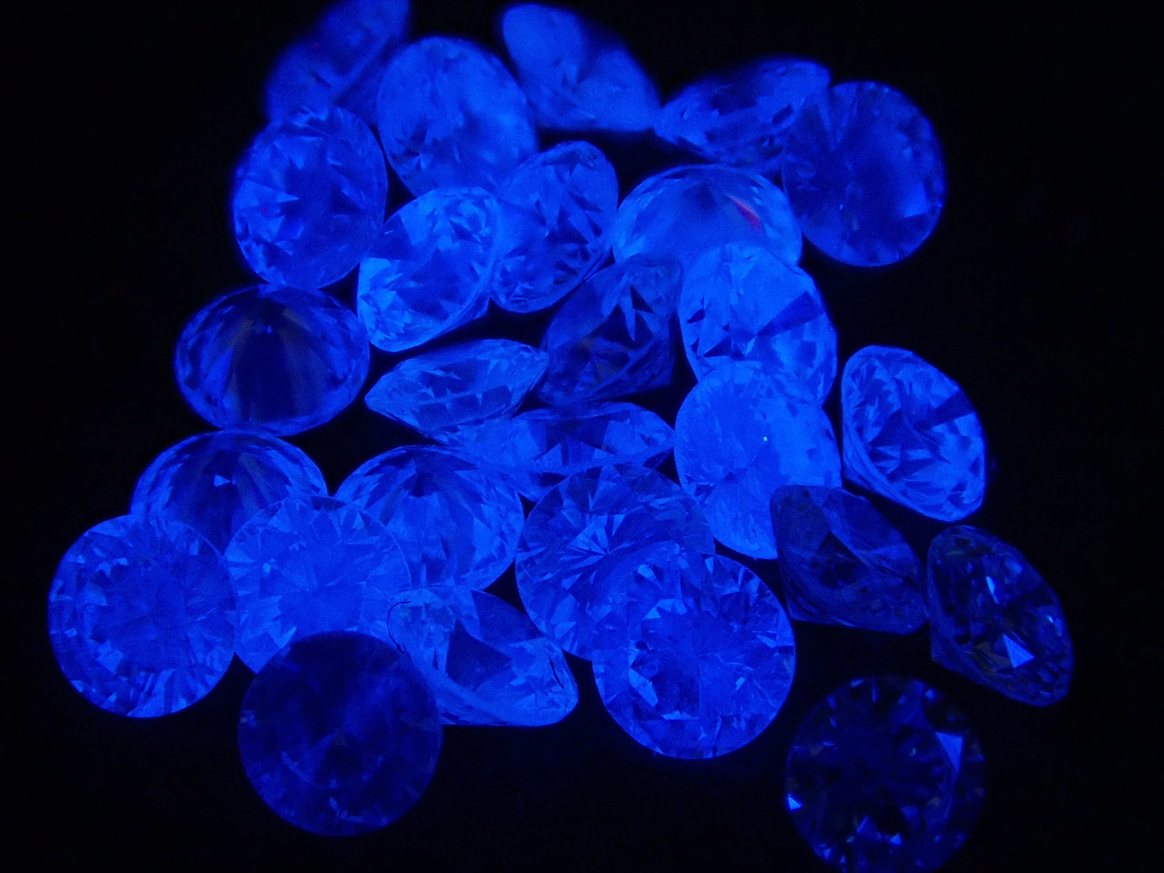 1 blue fluorescent diamond (H&amp;C, 3EX, VS-SI class equivalent, 2.0mm) {Multiple purchase discount available}