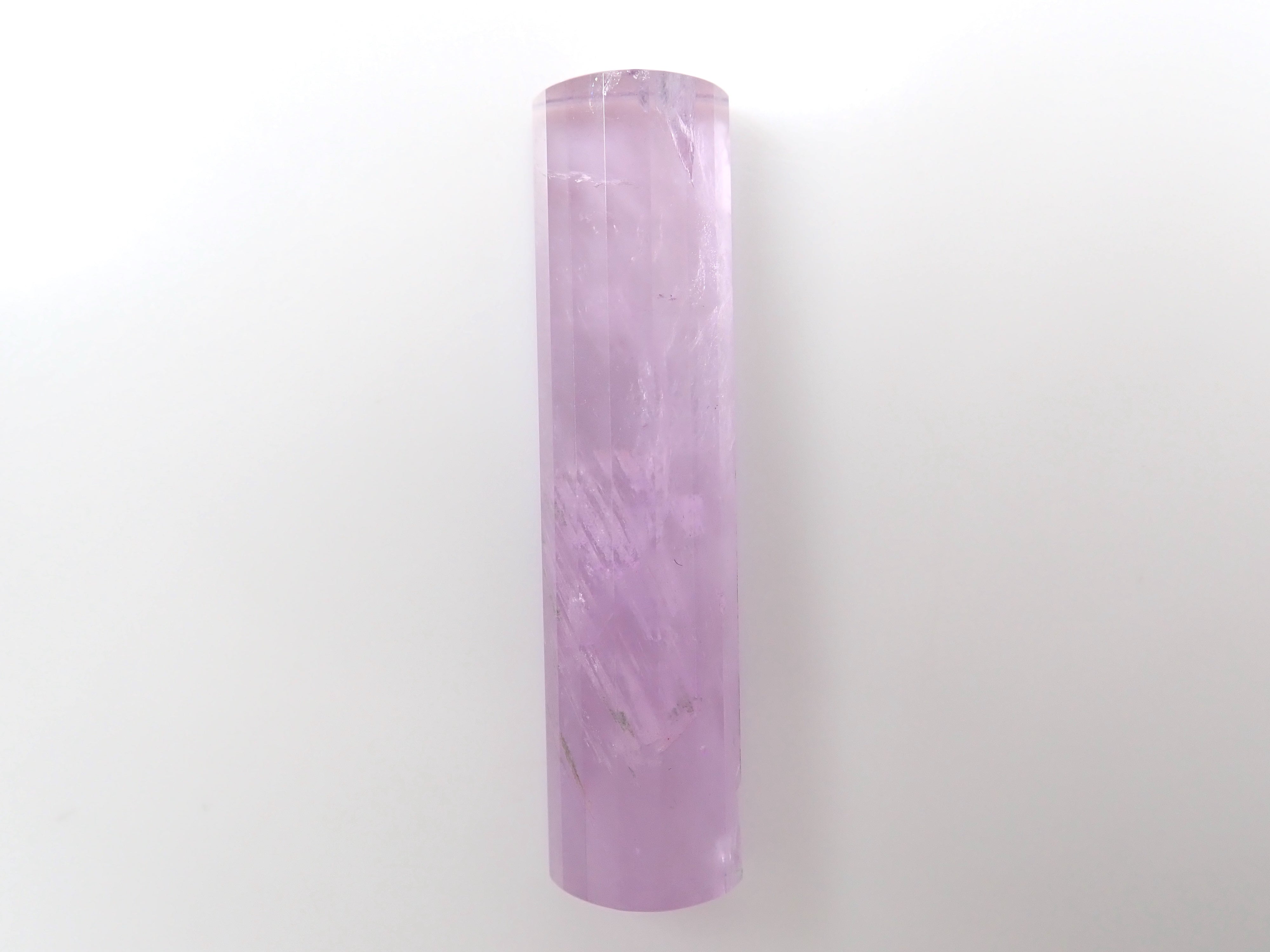 [Mr. Yukio Shimizu, representative of Shimizu Precious Stones] Rose amethyst 27.955ct chopstick rest (step cut) with foil-stamped signature and patch