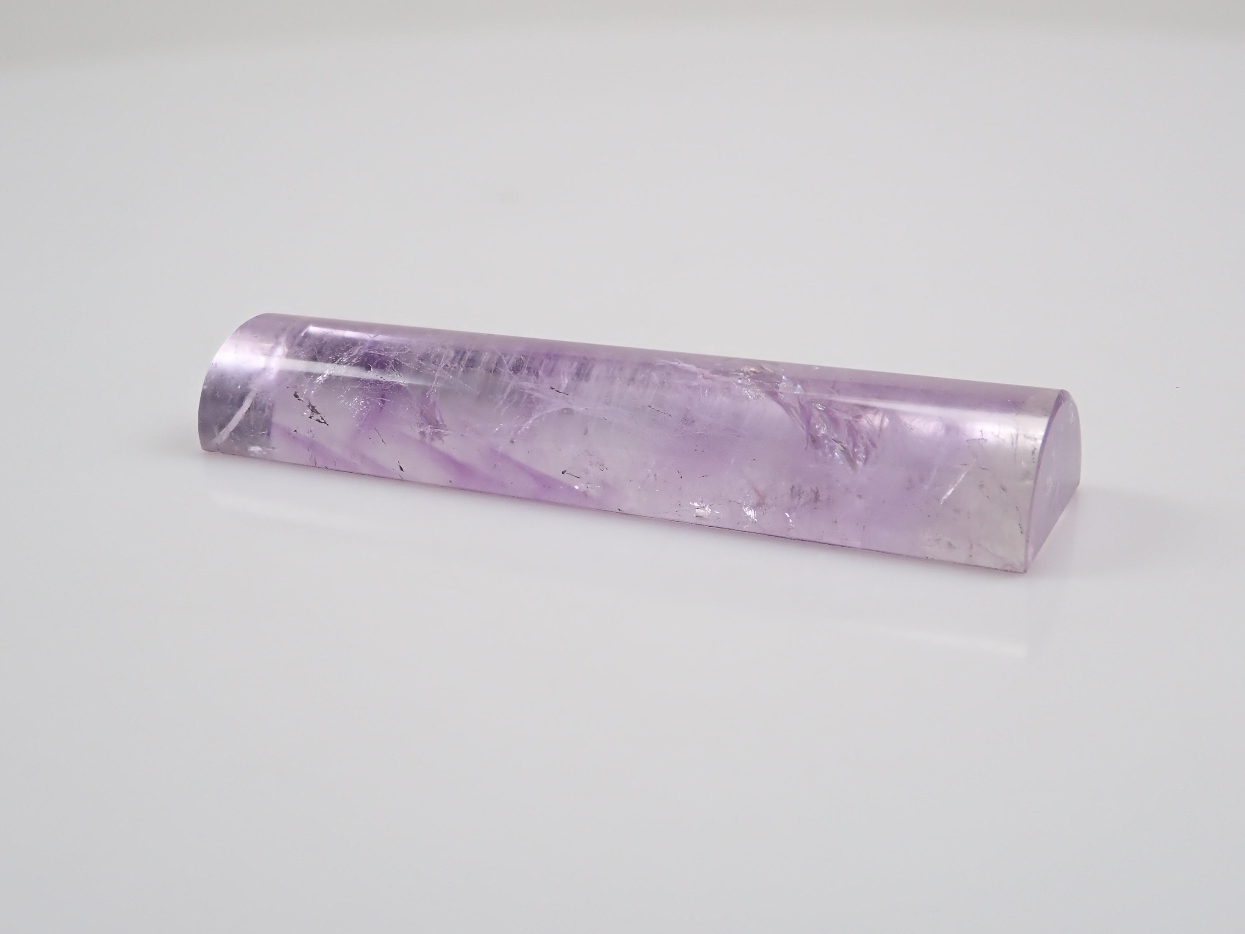 [Mr. Yukio Shimizu, representative of Shimizu Precious Stones] Pink amethyst 23.833ct chopstick rest (cylindrical shape) with foil-stamped signature and emblem