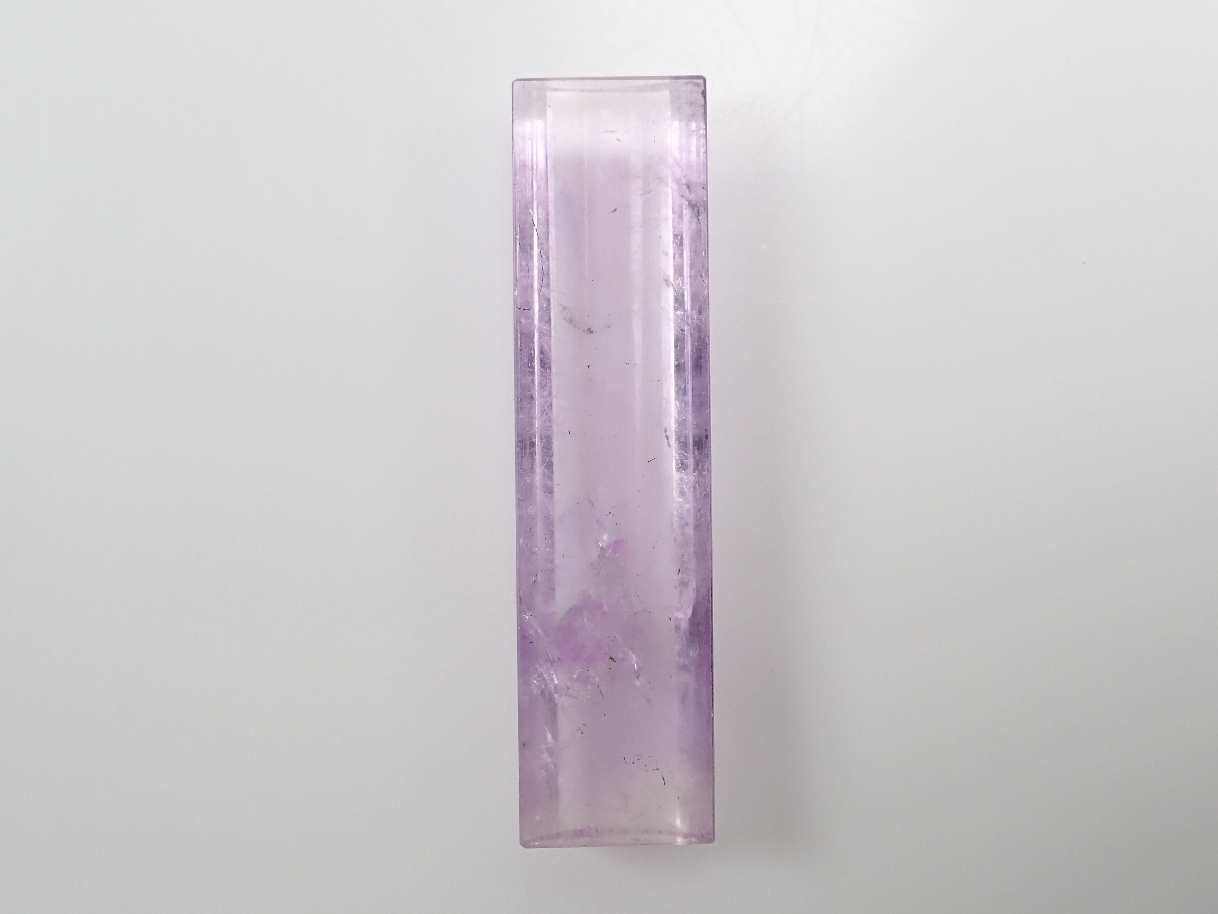 [Mr. Yukio Shimizu, representative of Shimizu Precious Stones] Pink amethyst 23.833ct chopstick rest (cylindrical shape) with foil-stamped signature and emblem